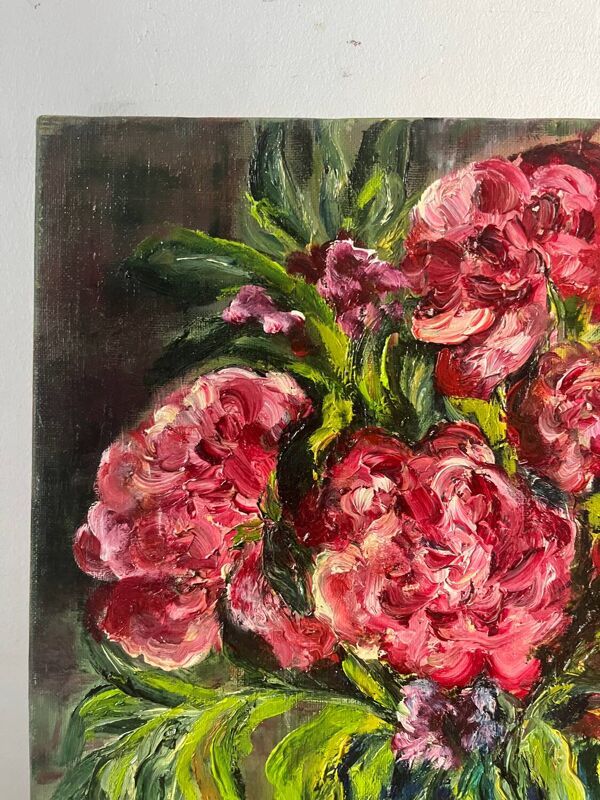 Deux vases à fleurs avec chapeau de paille, signés