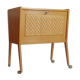 Meuble en bois et rotin pieds compas sur roulettes