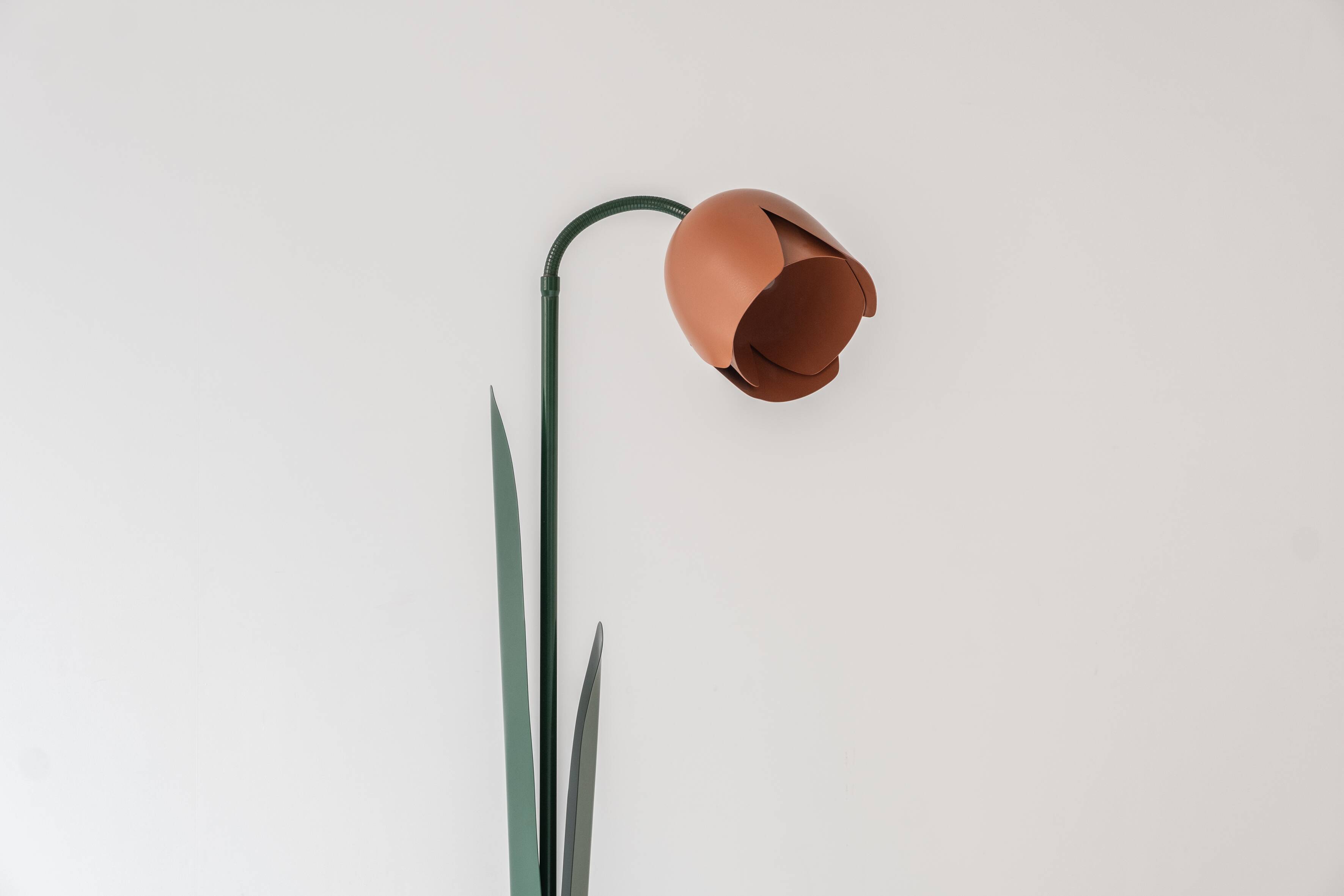 Lovely postmodern tulip flower floor lamp by Peter Bliss for Bliss, UK 1980’s.