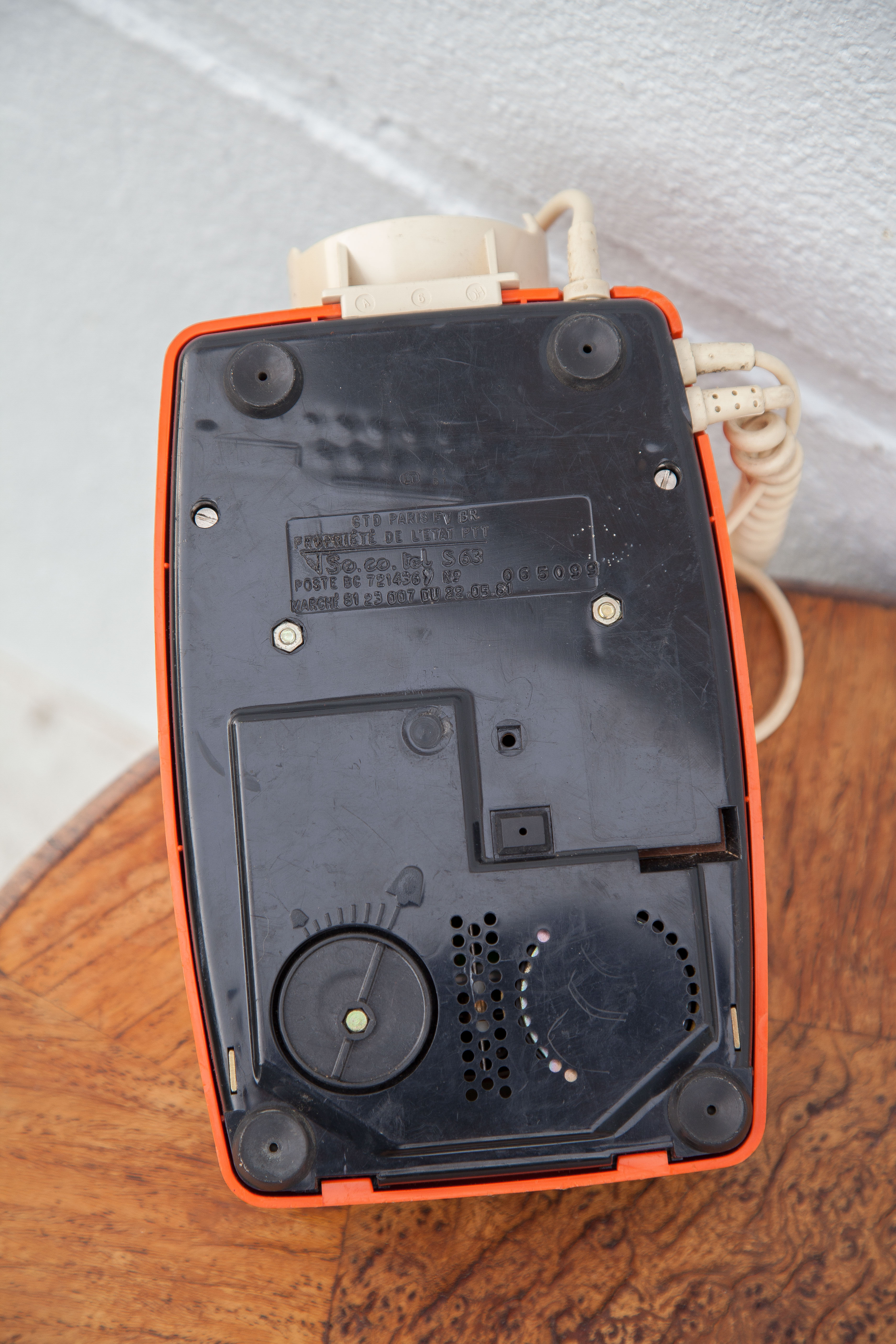 Téléphone orange et beige vintage, téléphone à touches, appareil téléphonique, rétro