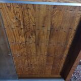 Oak wall-mounted key hotel display case