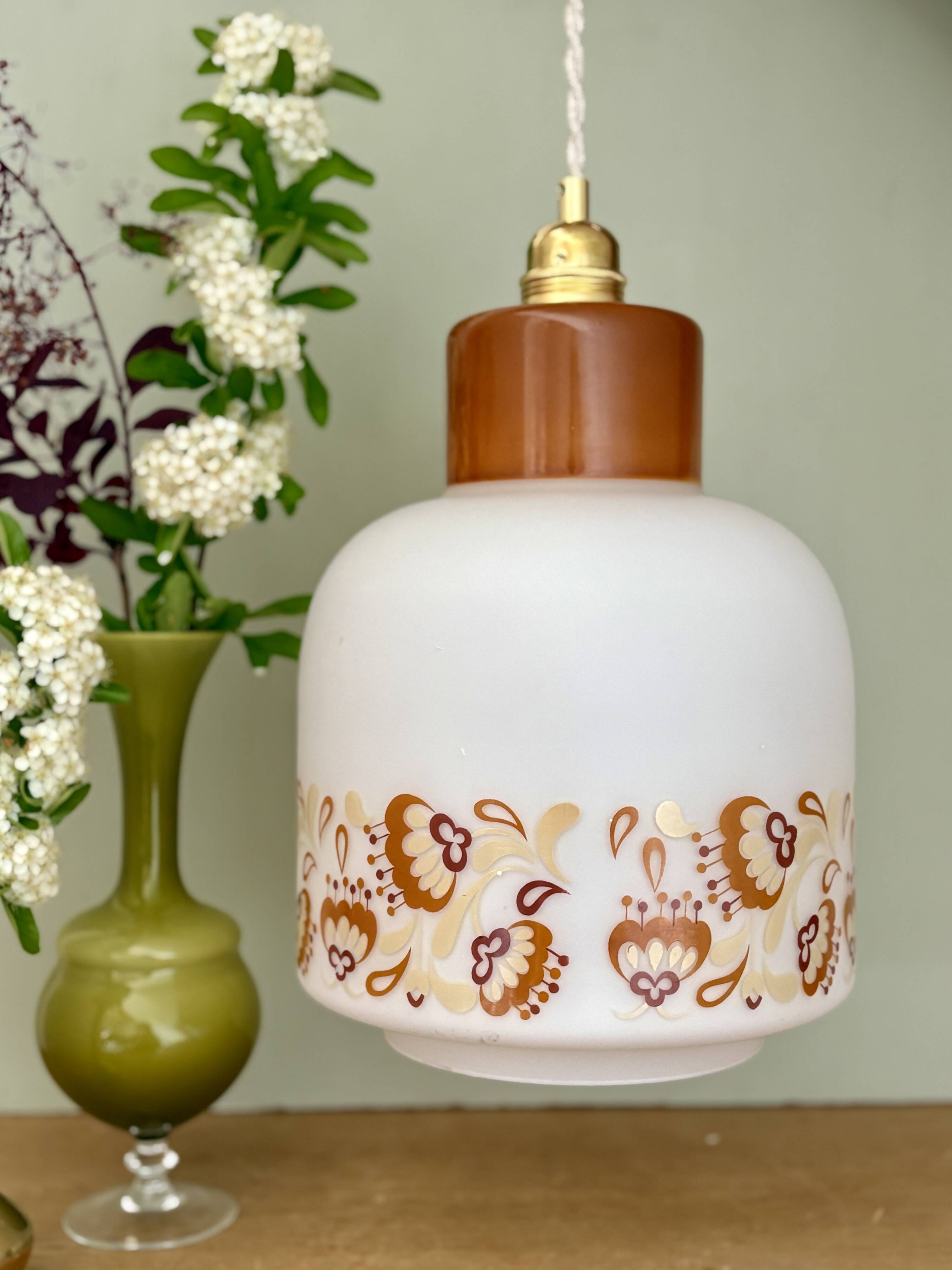 Suspension globe vintage années 70 en opaline
