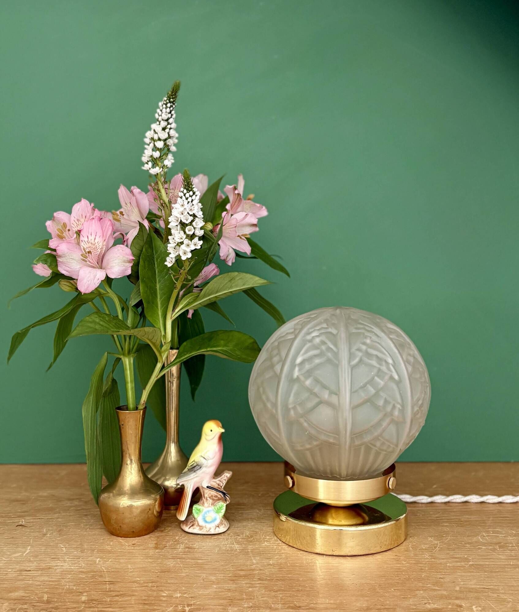 Lampe à poser globe vintage art déco en verre dépoli