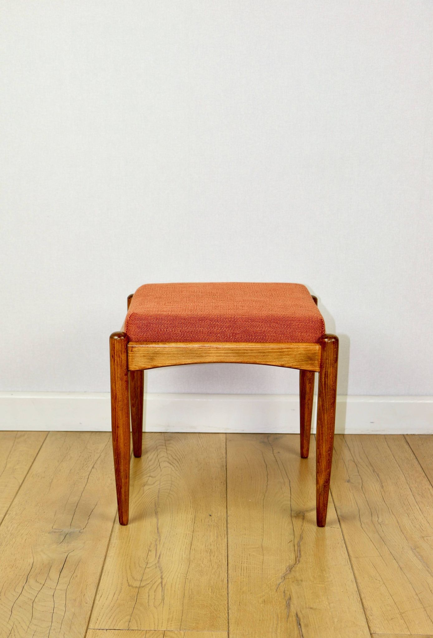 Tabouret Edmund Homa, siège structurel en brique orange.