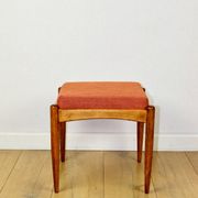 Tabouret Edmund Homa, siège structurel en brique orange.