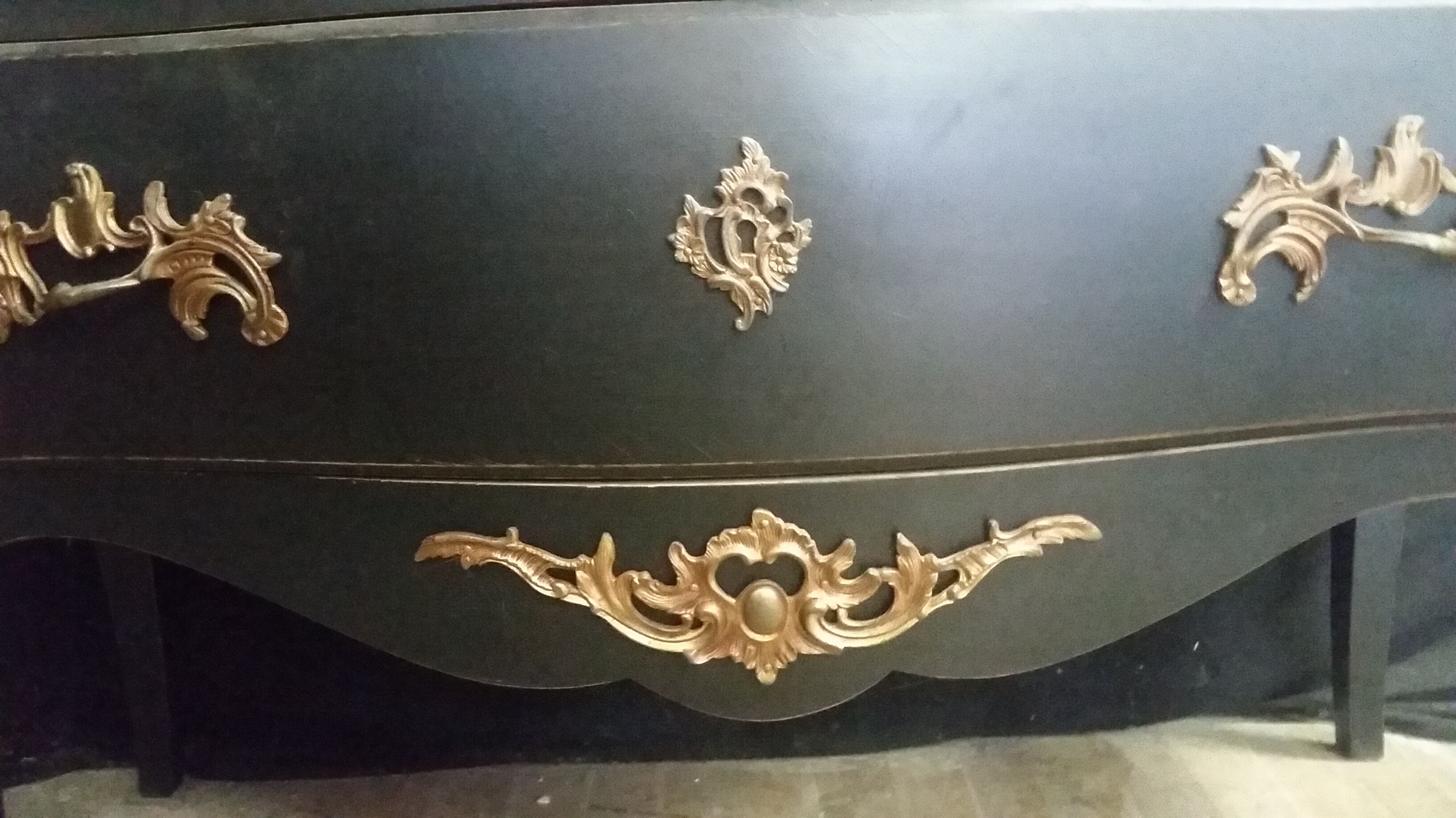 Curved chest of drawers
