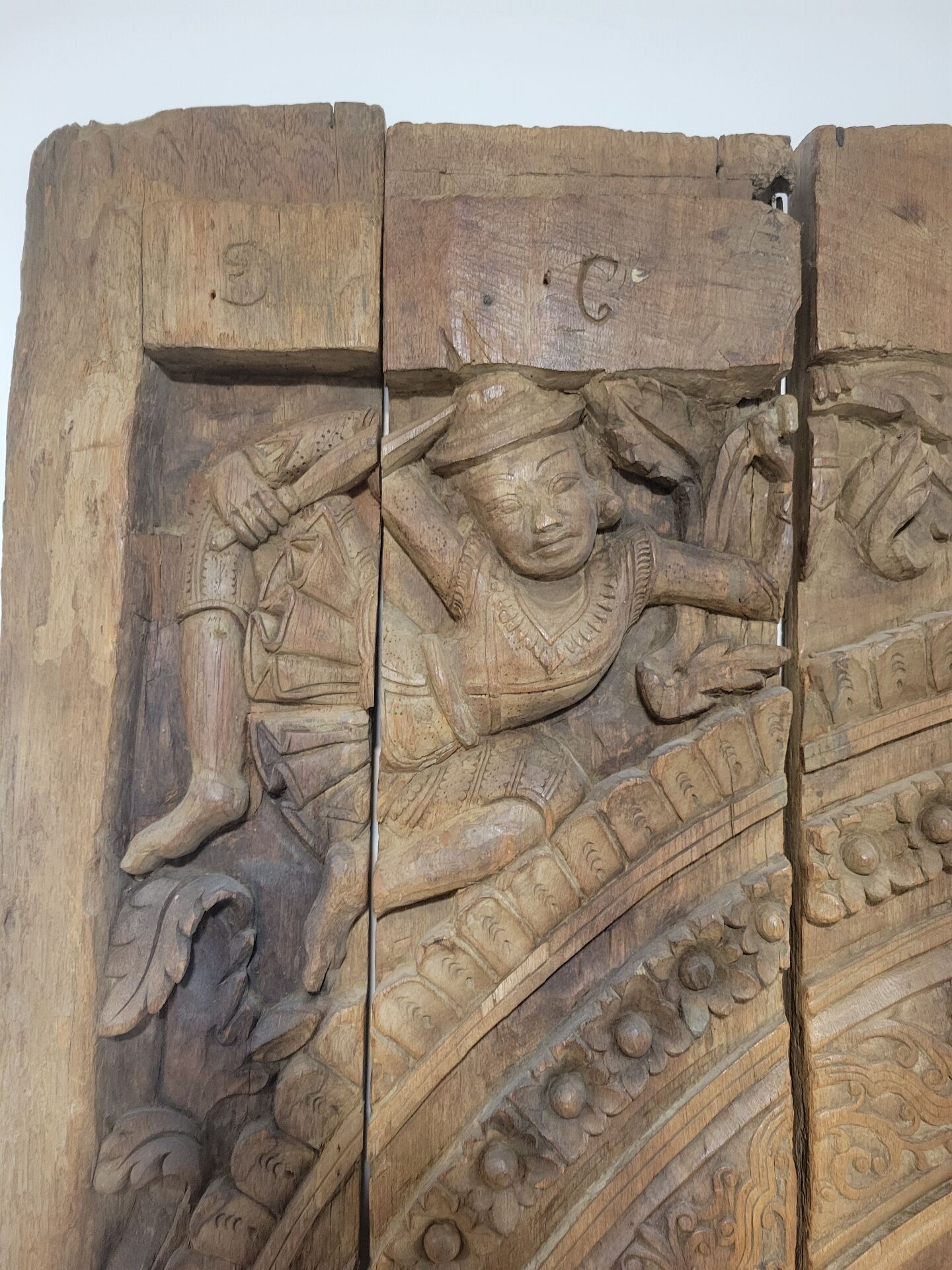 Carved wooden ceiling Curiosity cabinet 155×194cm