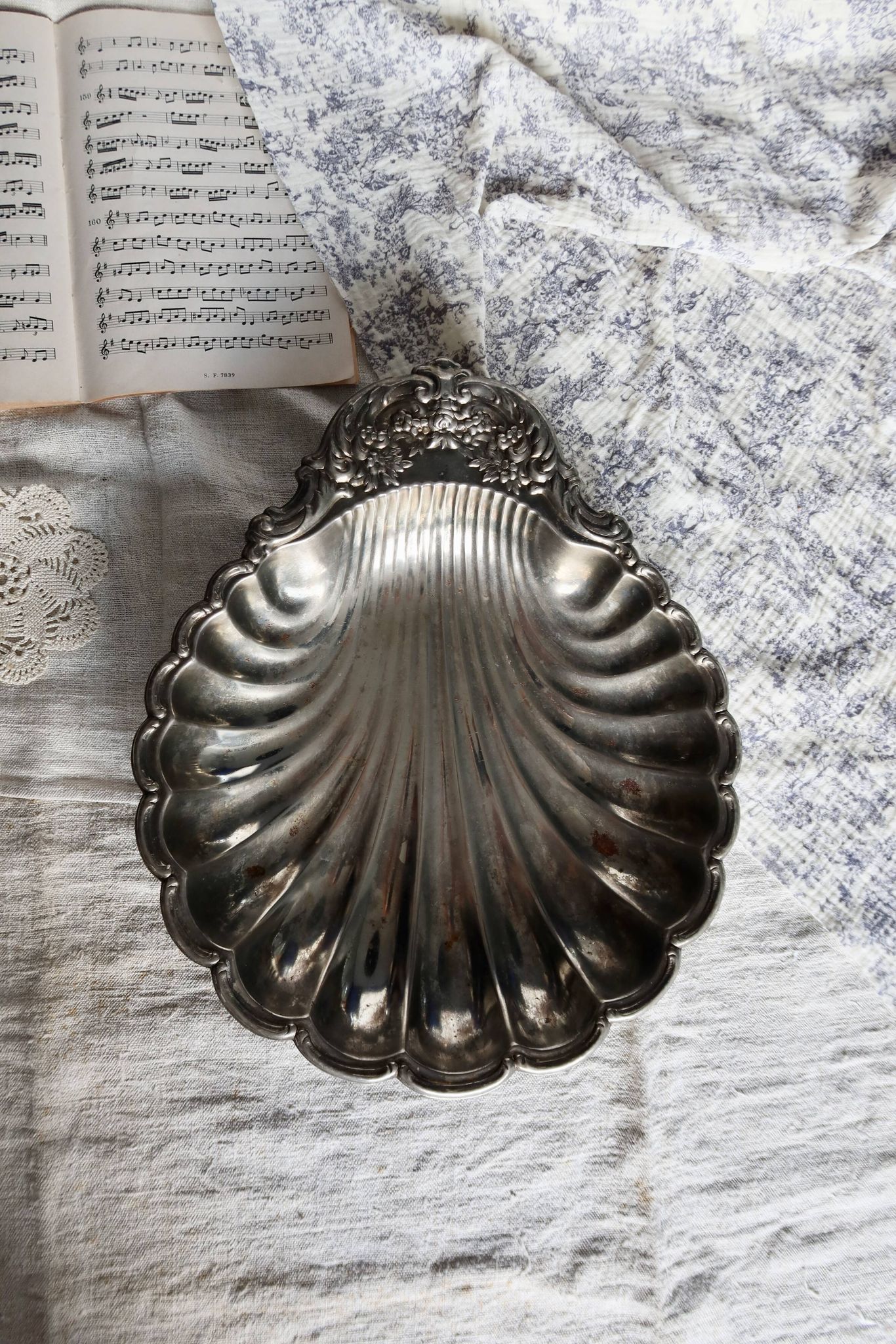 Large vintage shell-shaped platter in shiny silver-plated metal.