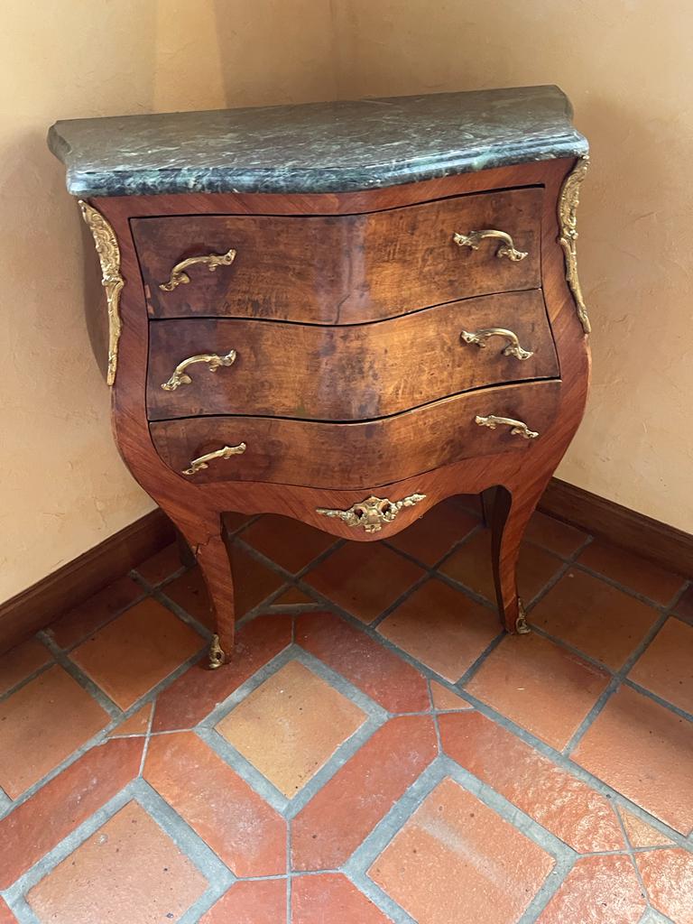 Commode style Louis XV avec plateau en marbre