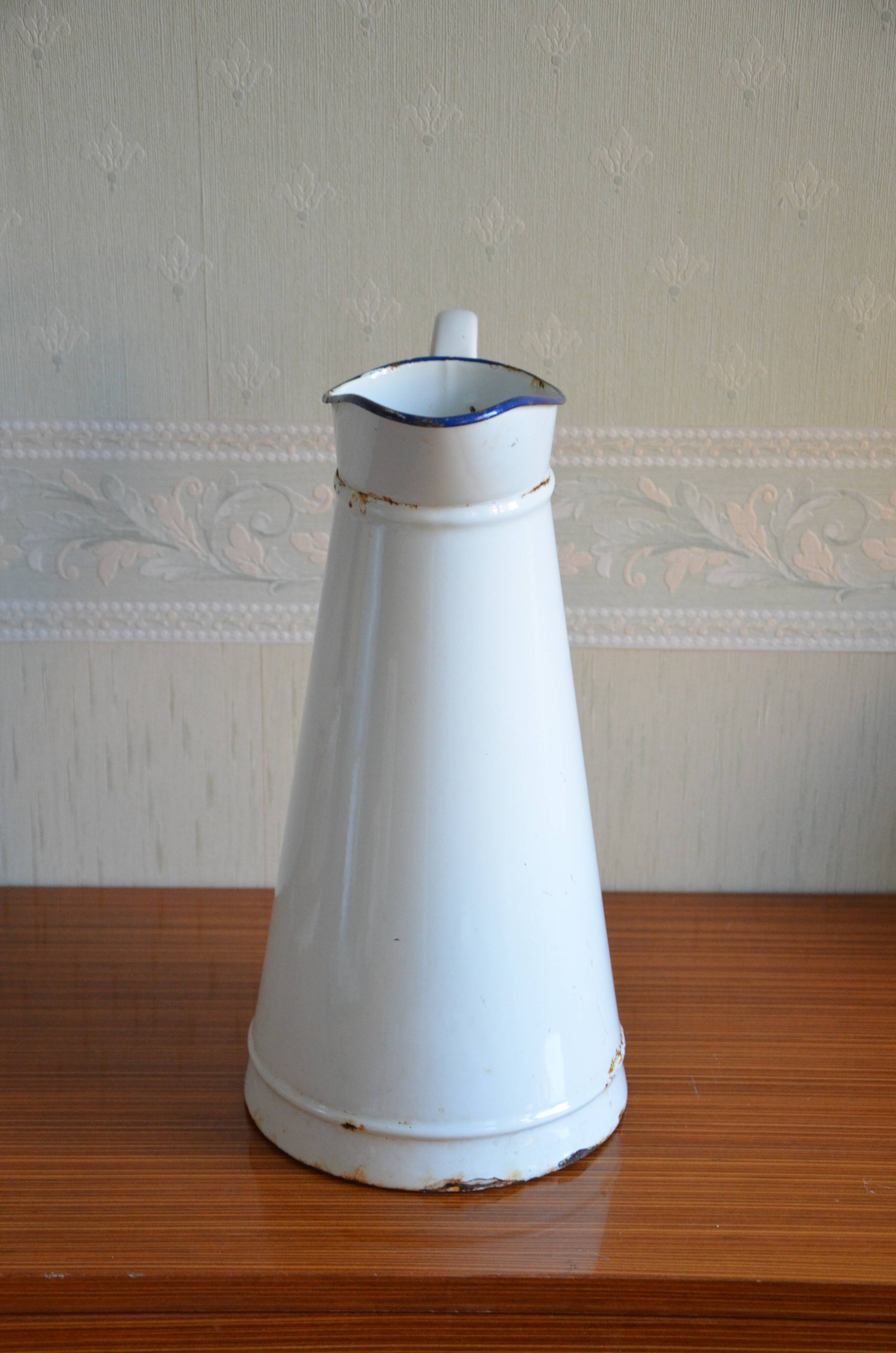 White enamelled broc with red liseret