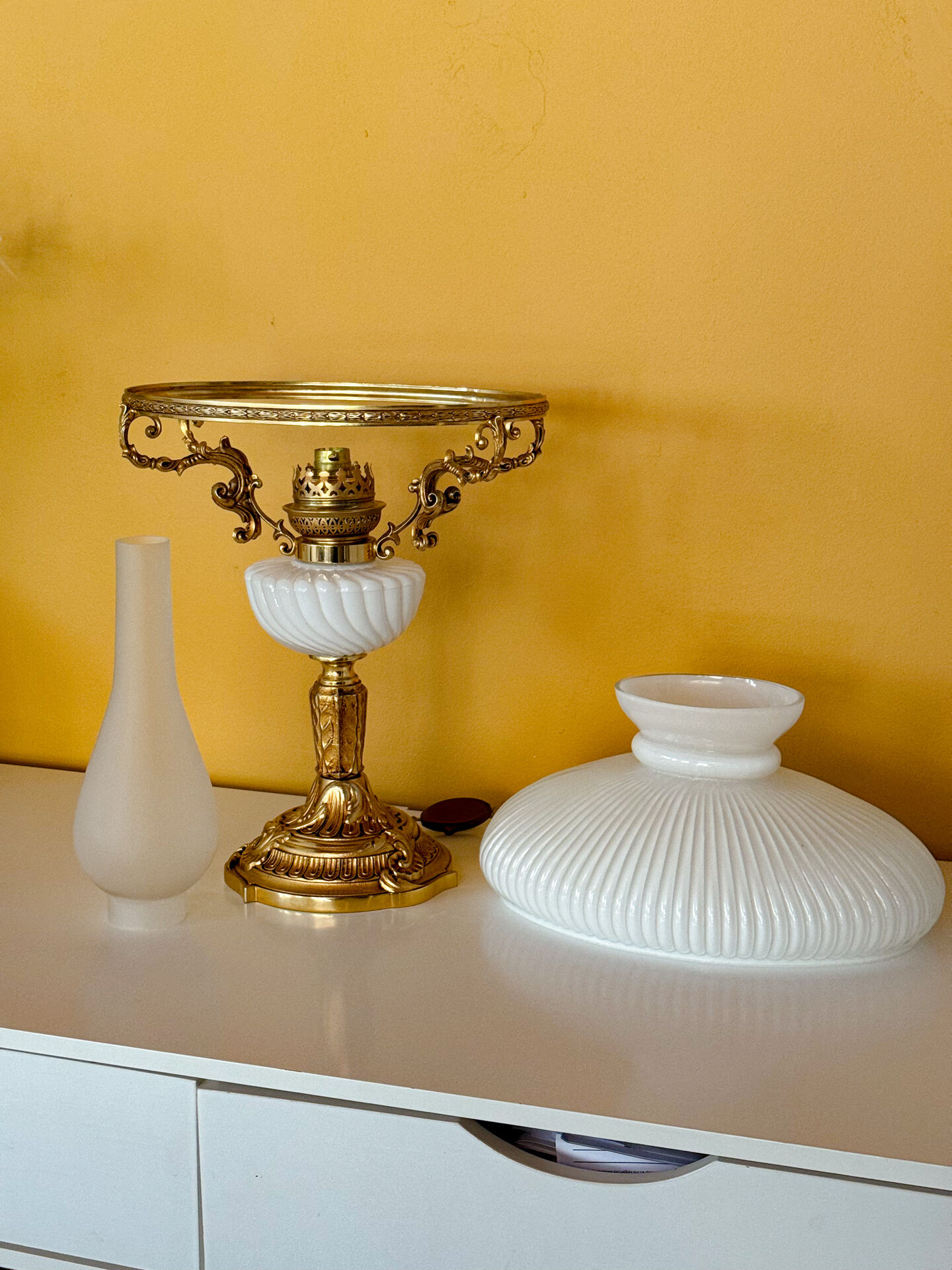 Lampe ancienne française en opaline blanche – bronze doré