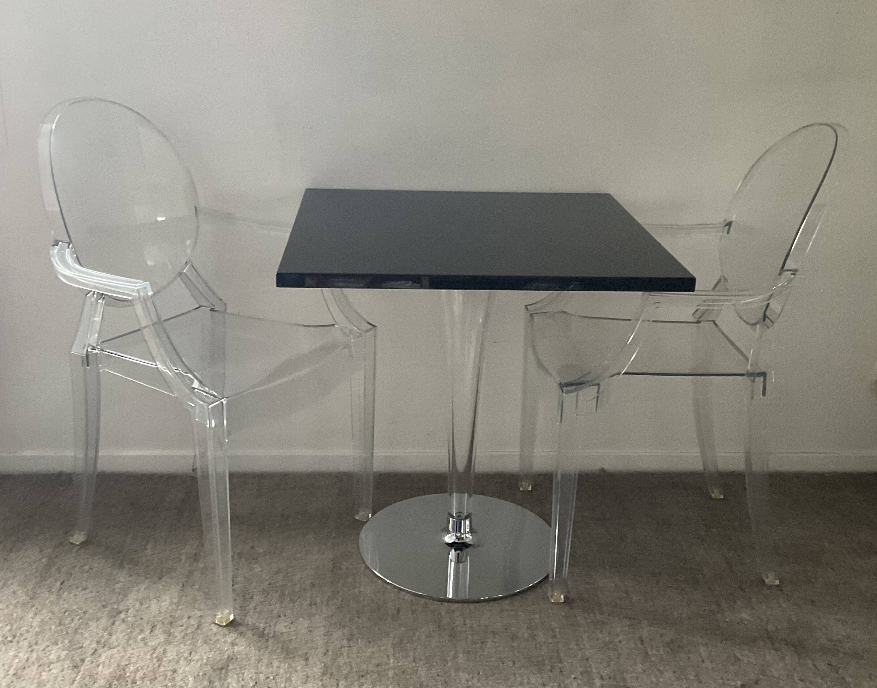 Ensemble Philippe Starck Kartell table à manger Top Top et 2 fauteuils Louis Ghost
