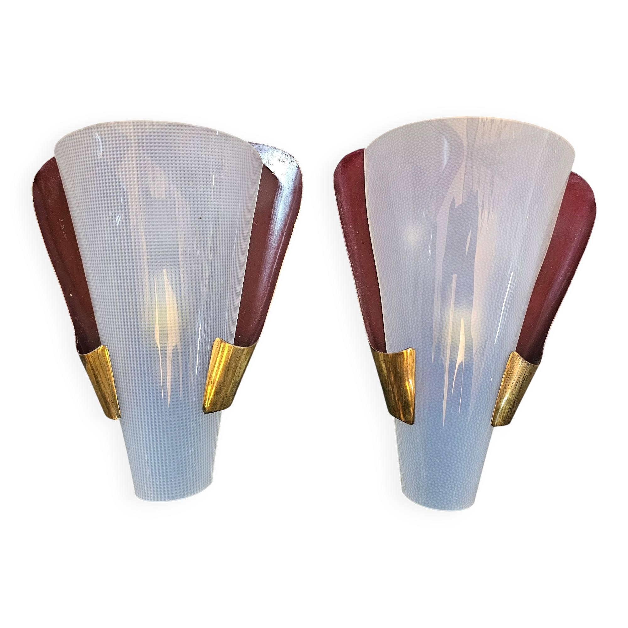 Pair of brass wall lights in Mid Century Modern style attributed to Stilnovo.
