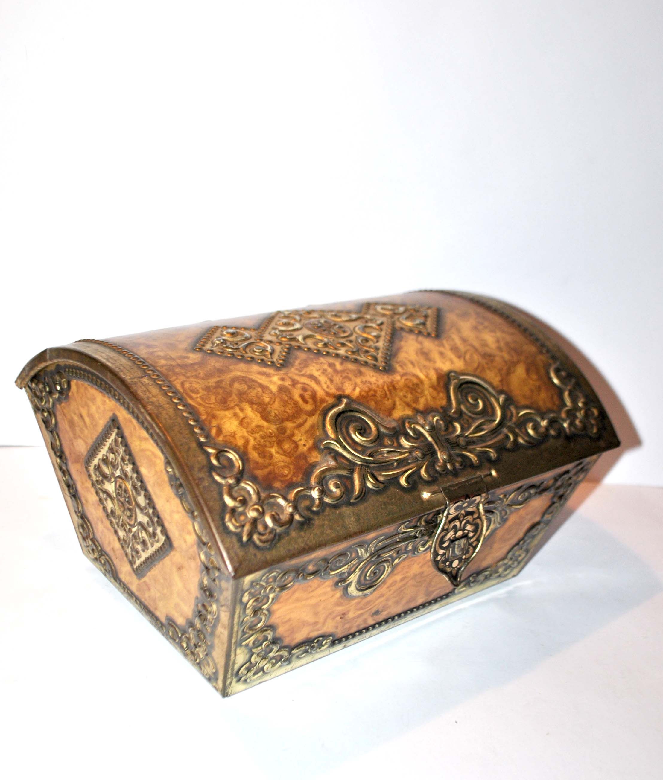 Antique biscuit box in golden sheet - Victoria metal box