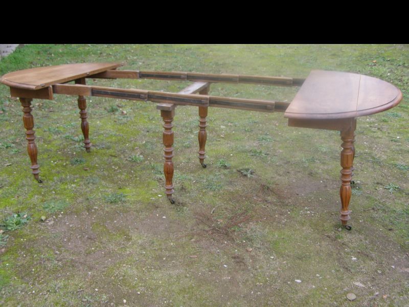 Old solid oak round table, diameter 115cm 6 feet on wheels