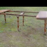 Old solid oak round table, diameter 115cm 6 feet on wheels