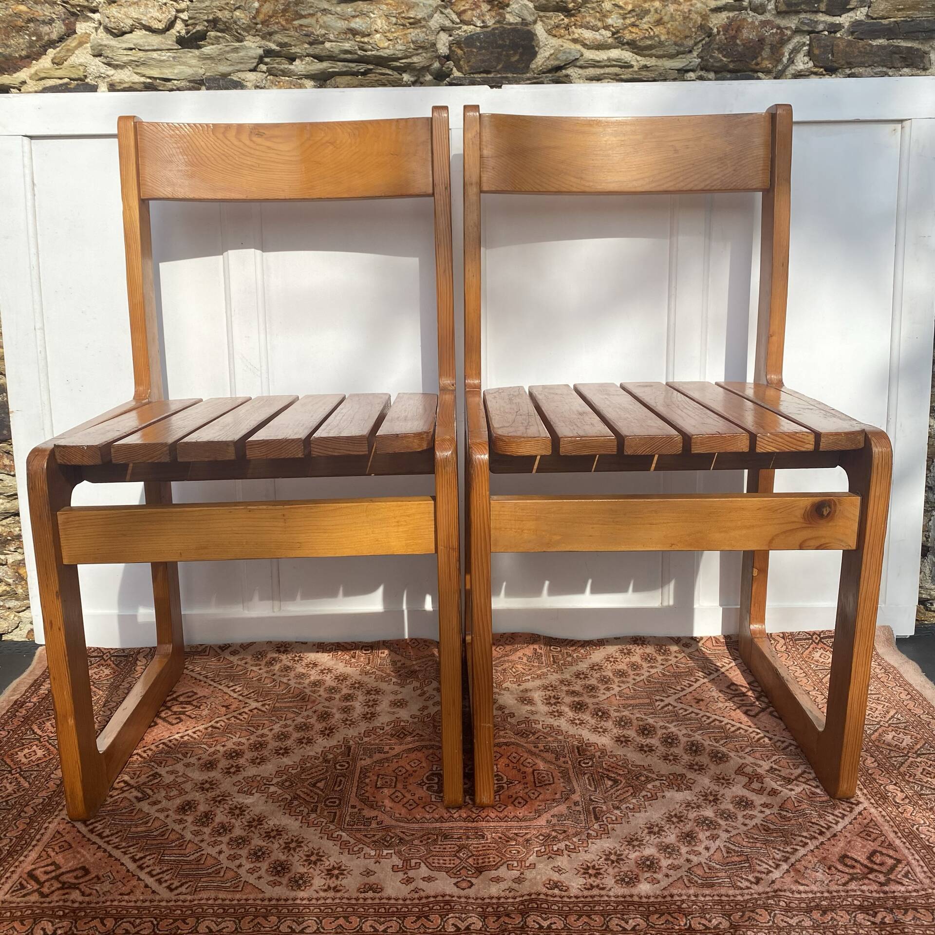 Paire de chaises traîneau vintage en pin massif