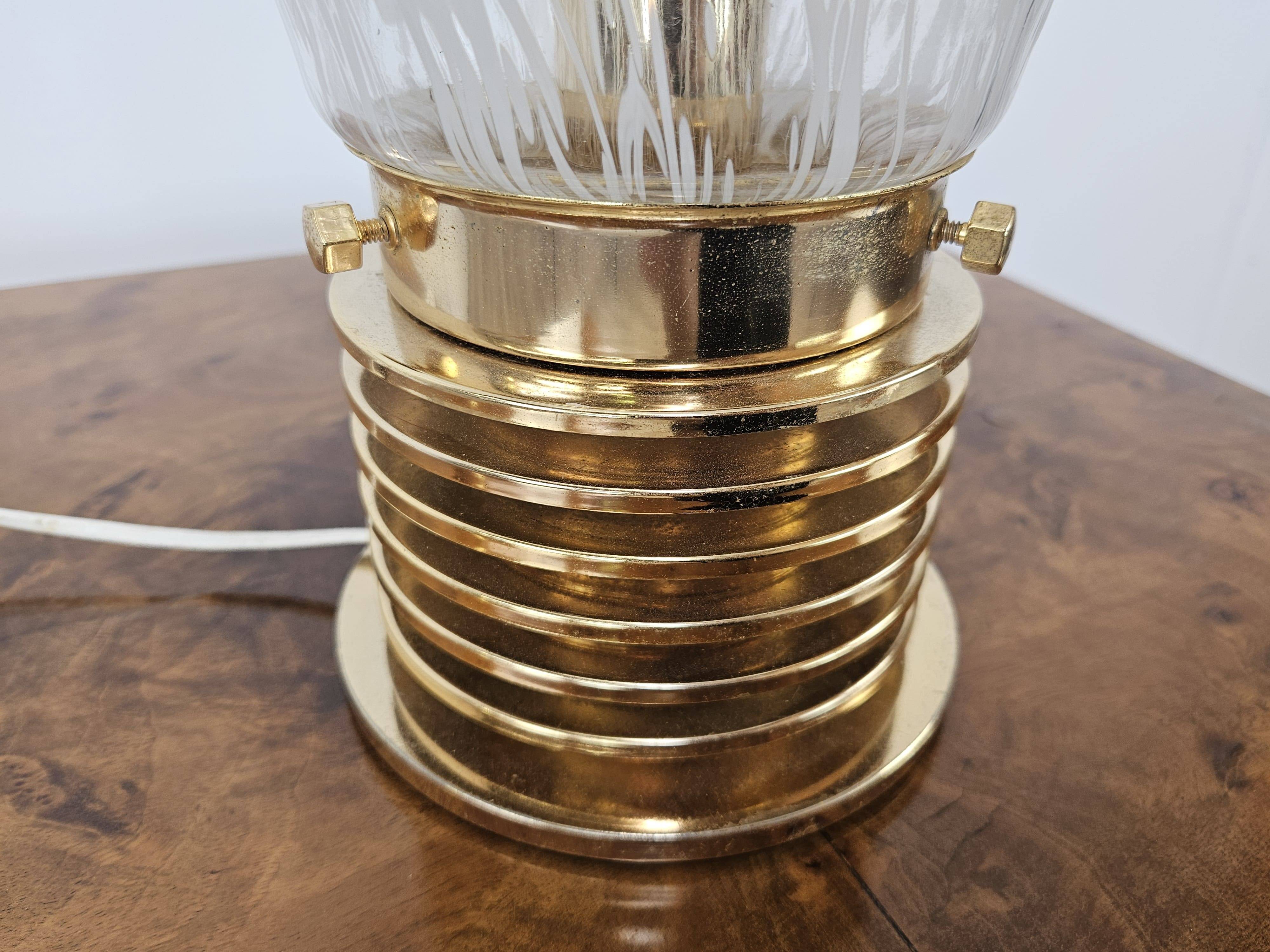 1970s table lamp in worked glass and gold metal