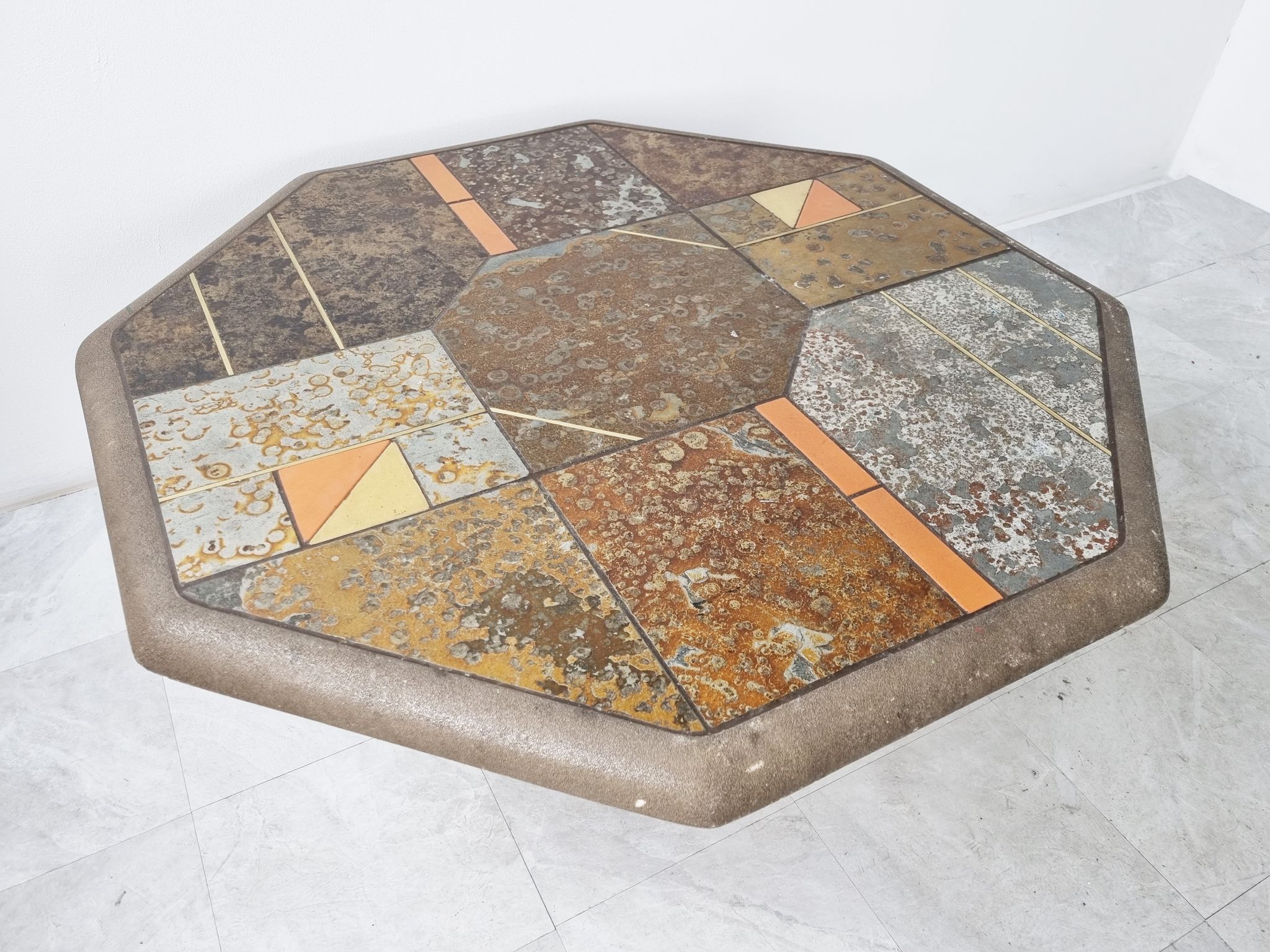 Table basse en ardoise brutaliste, années 1970