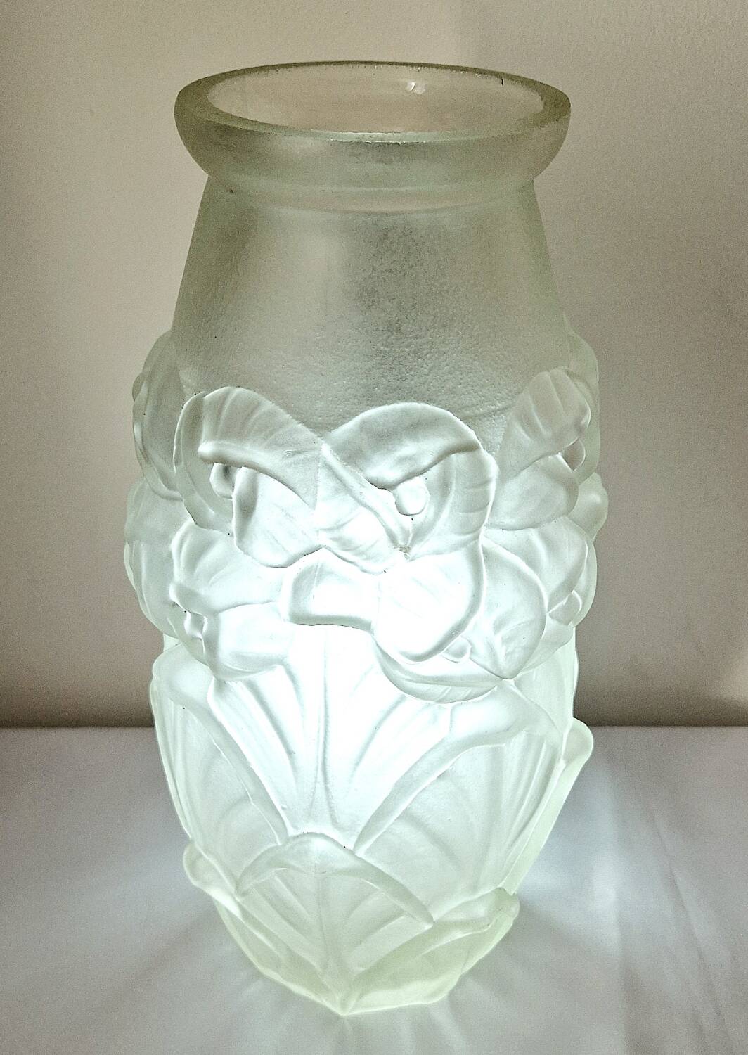 Molded glass paste vase, decorated with flowers