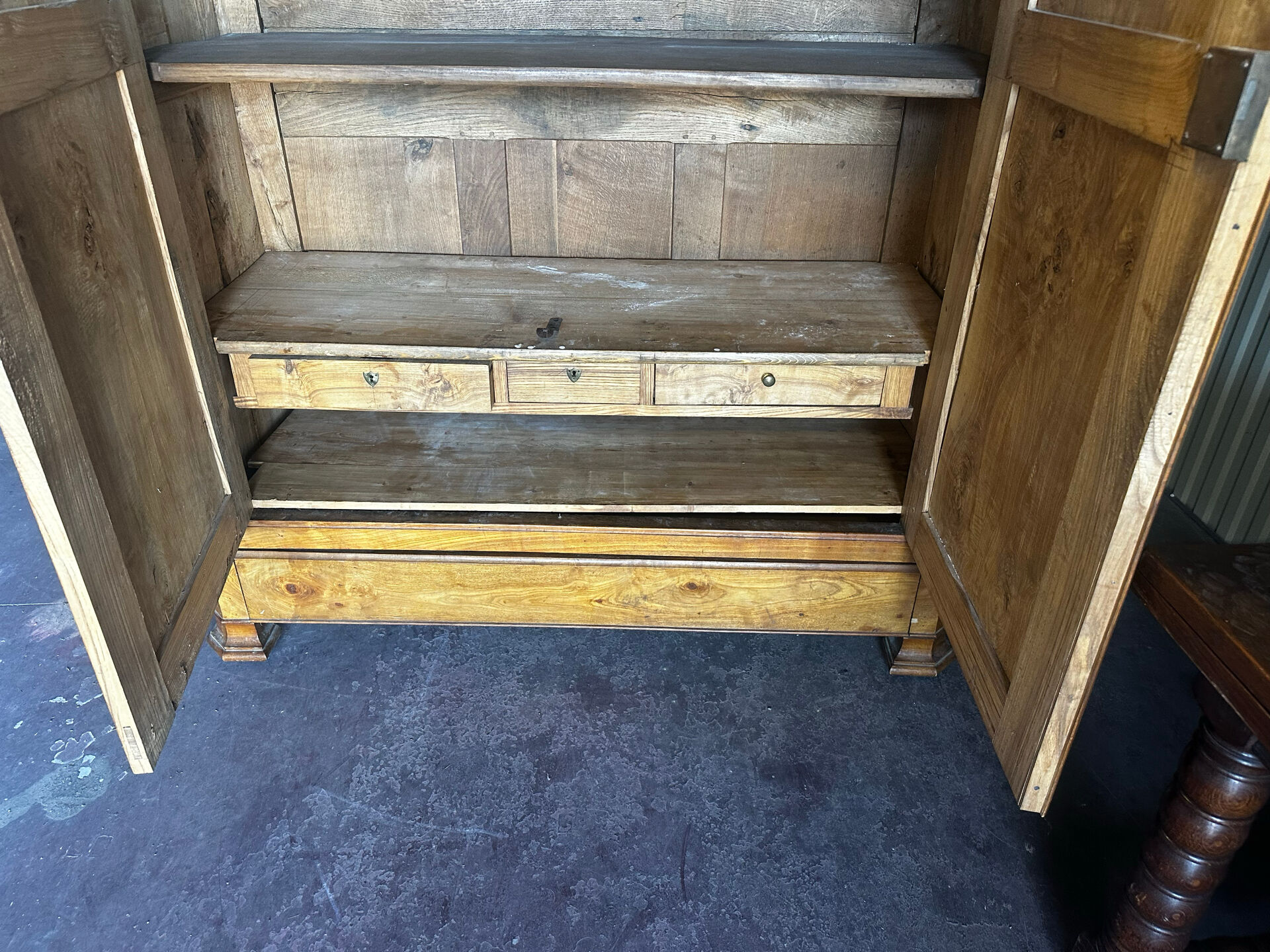 Armoire en orme massif d’époque Restauration, XIXe siècle