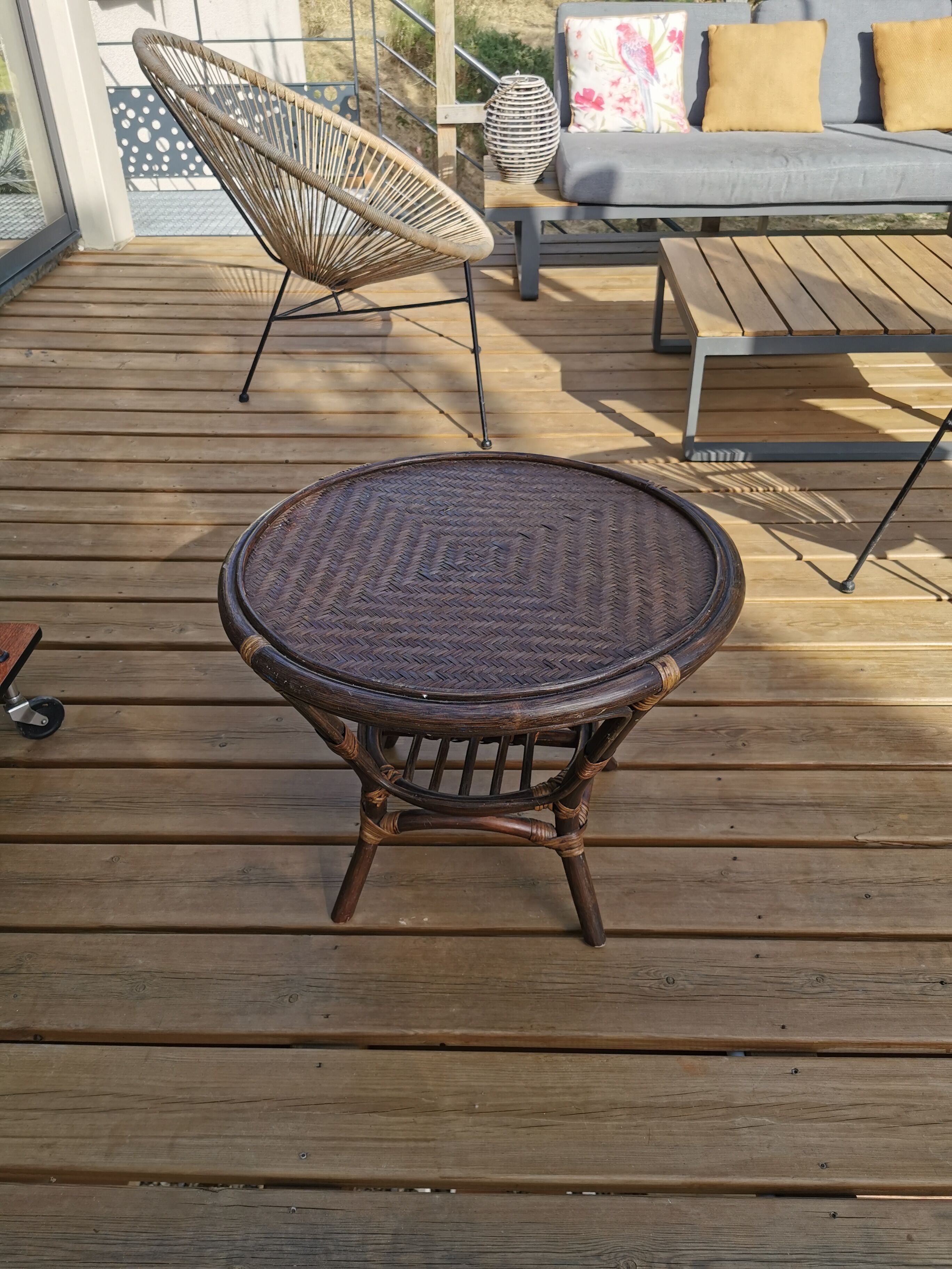 Round vintage coffee table in bombous and rattan