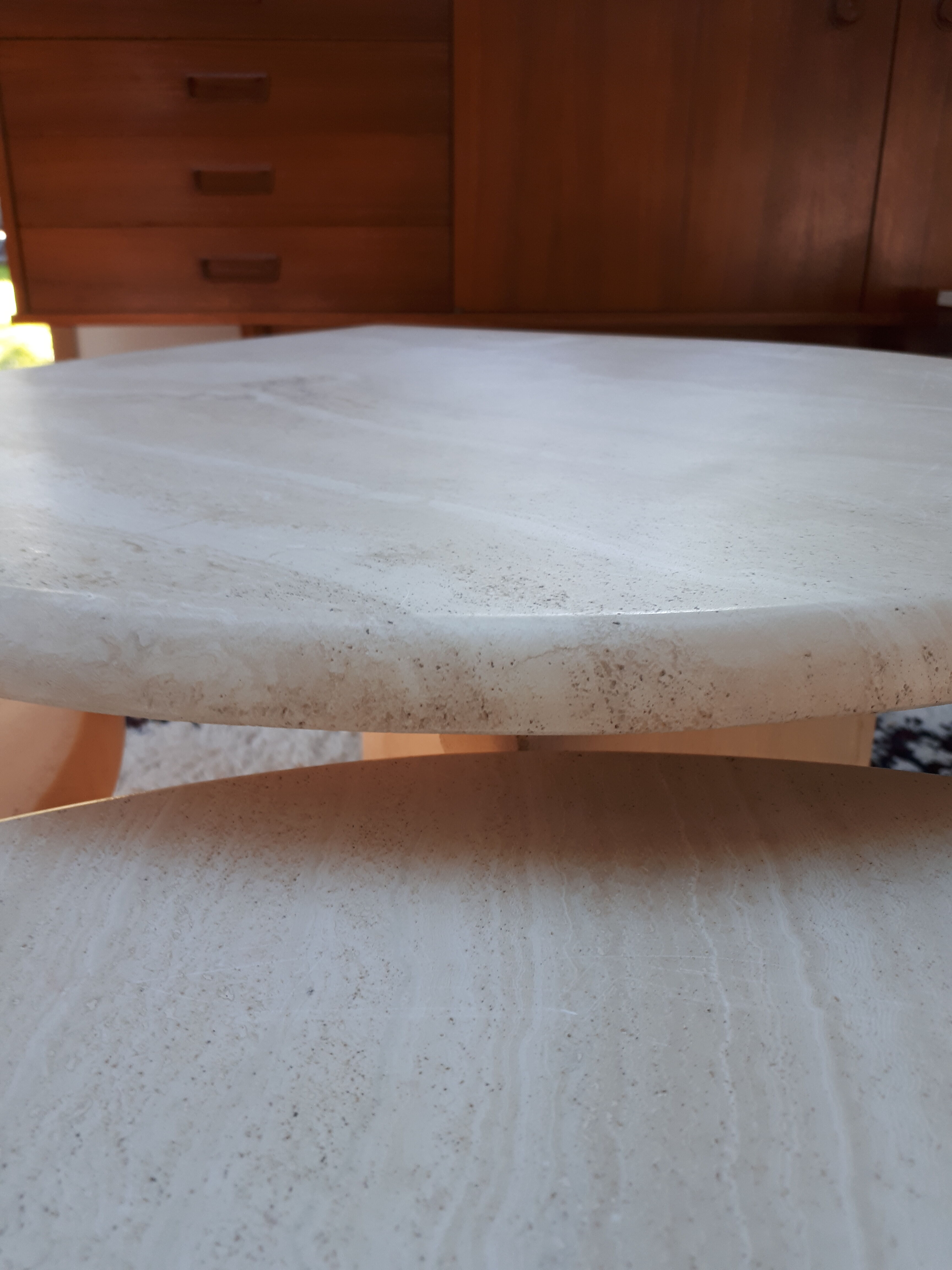 Tables gigognes en travertin Roche Bobois