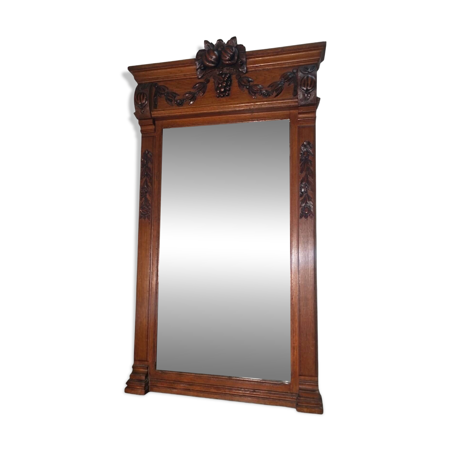 Bevelled mirror in carved wood