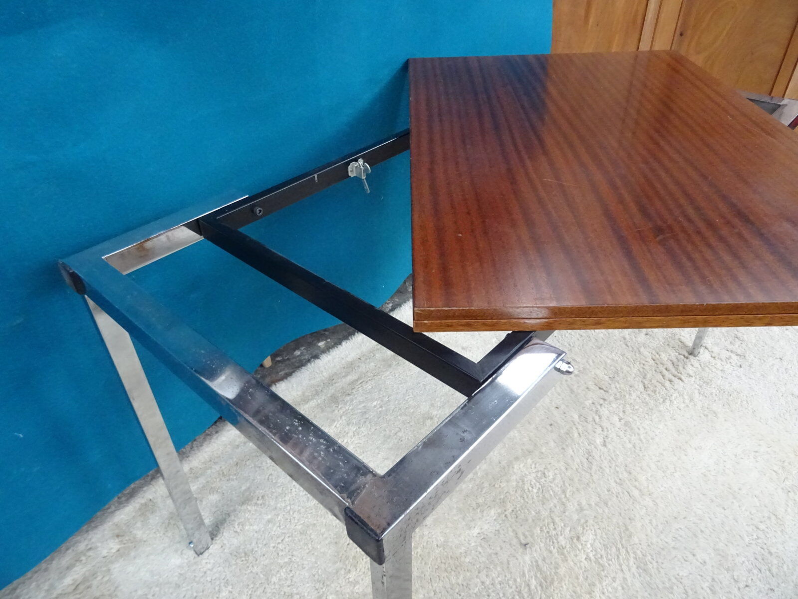 Extendable rise and fall table