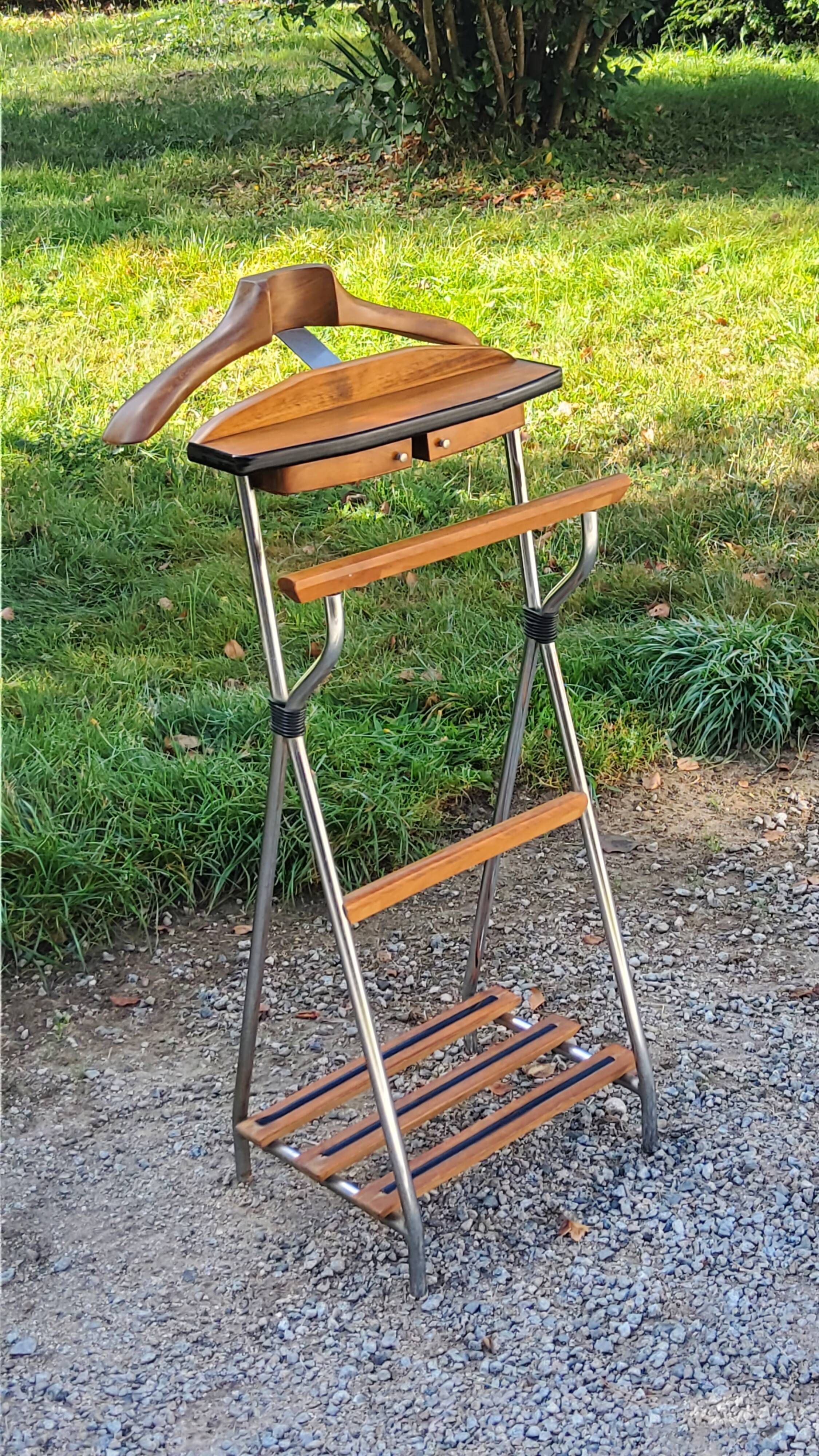 Vintage valet in wood, chrome metal and vinyl from the 60s
