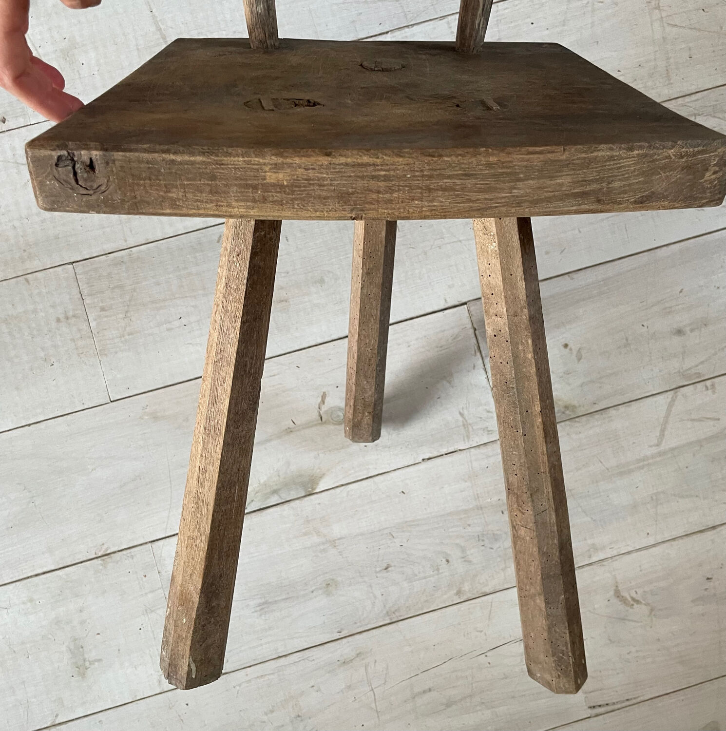 Chaises tripodes bois art brut