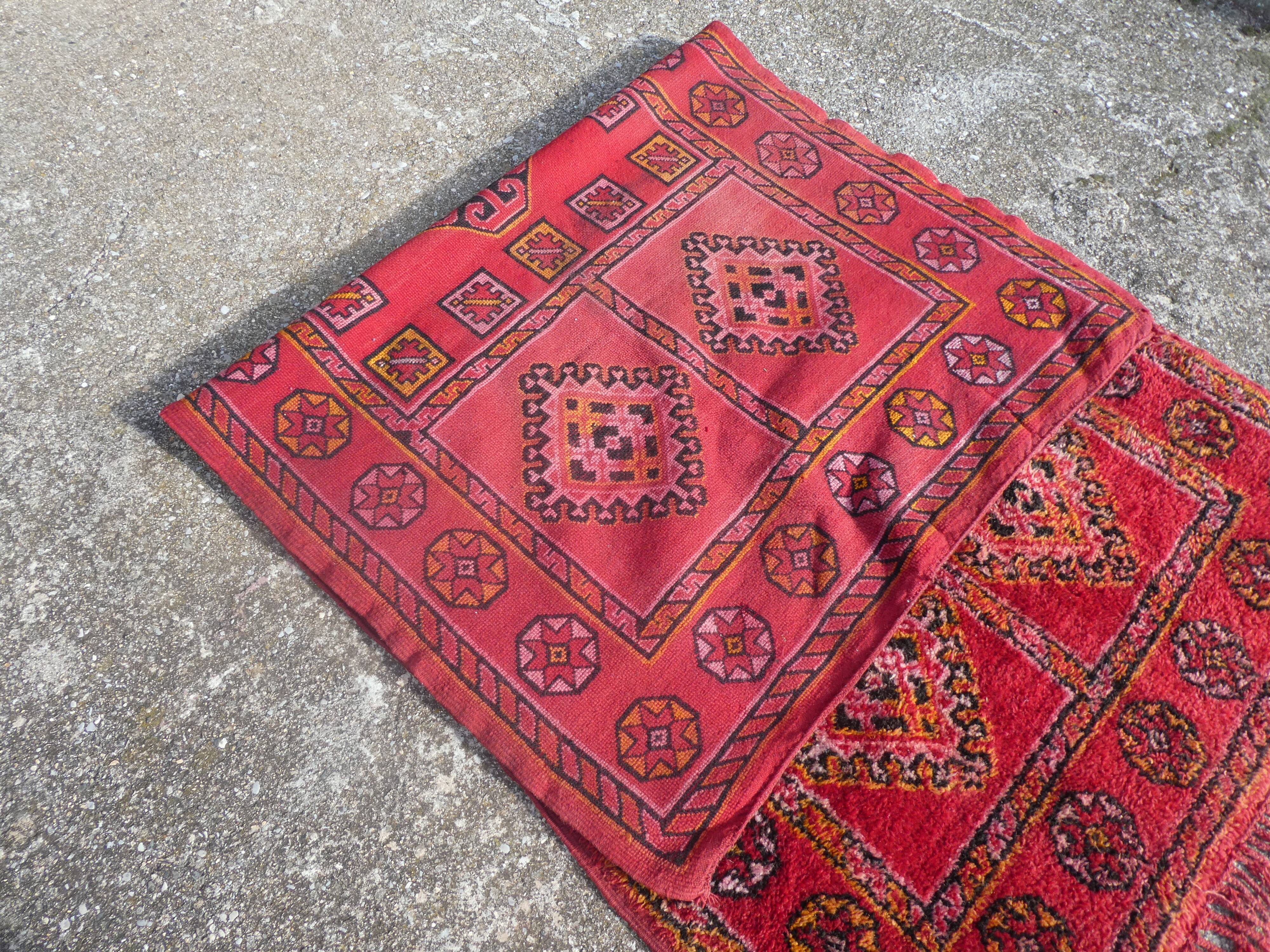 Tapis berbère marocain vintage Boujaad de Khenifra 250x120 cm