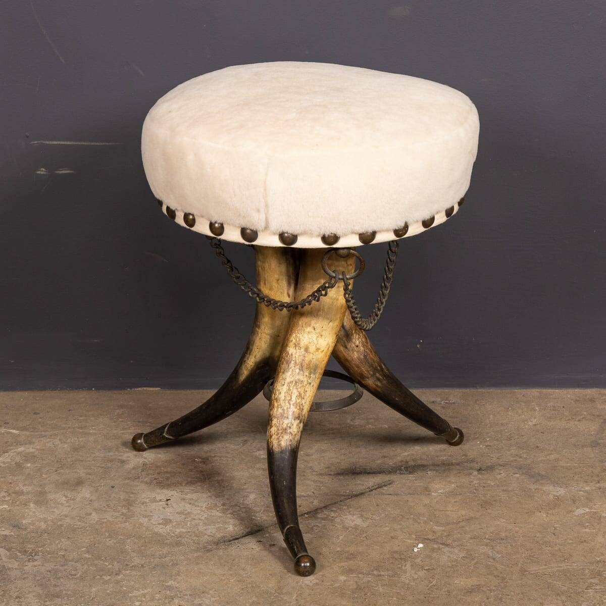 Tabouret en corne de vache victorien du 19e siècle vers 1890