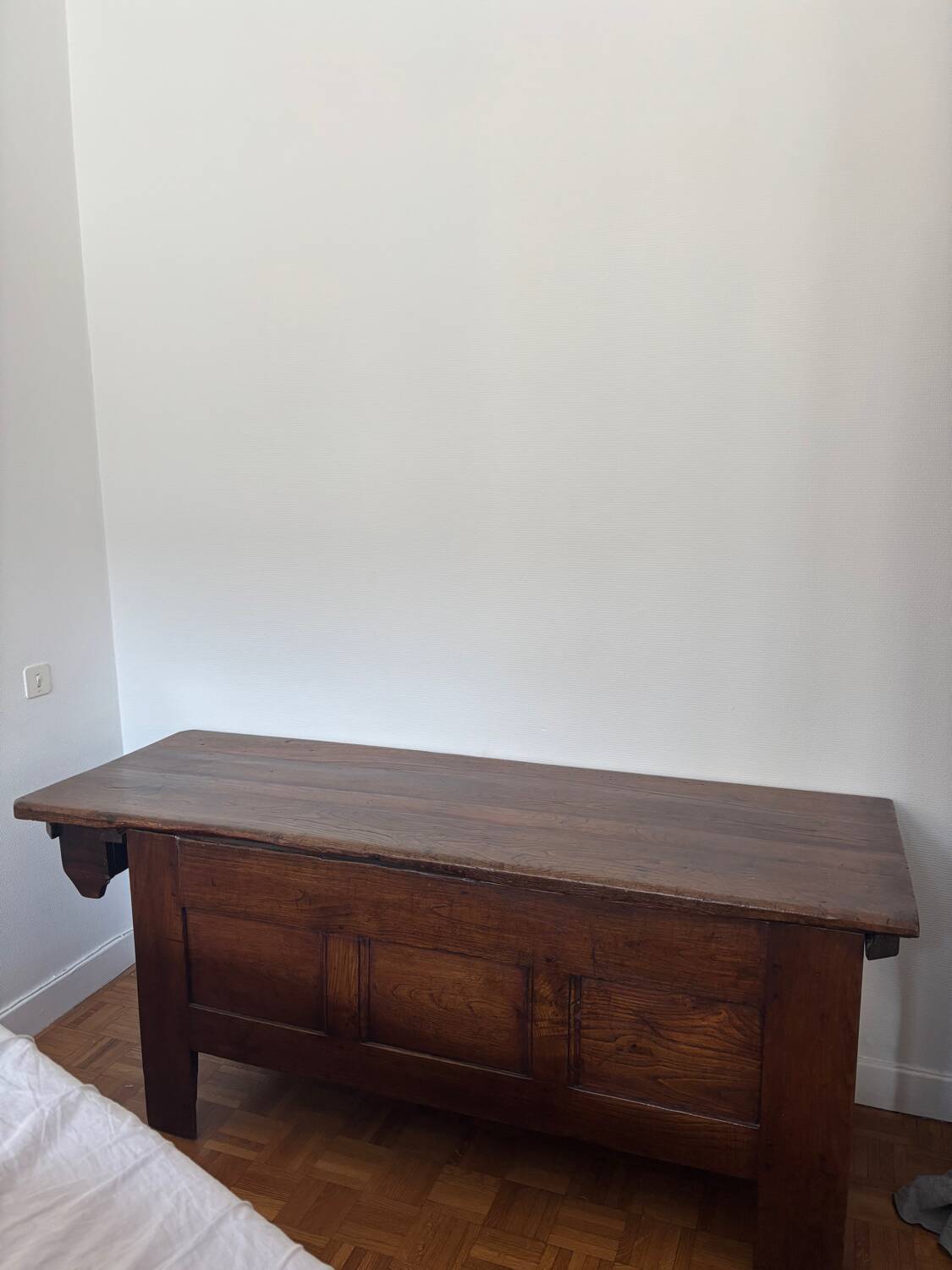 Grand coffre ancien en chêne massif – XIXe – belle patine d’origine