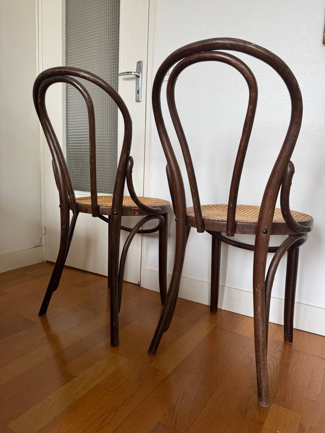 Paire de chaises bistrot en bois et cannage