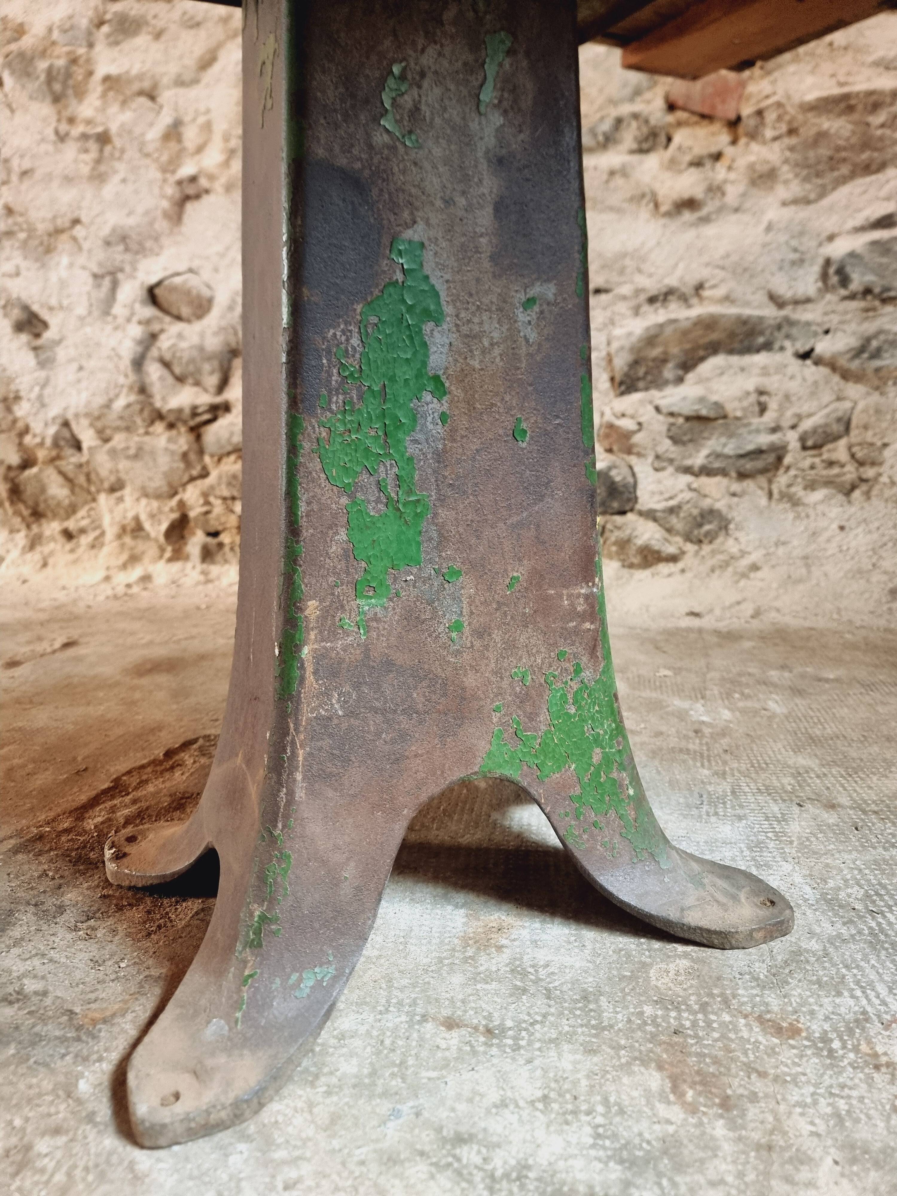 Table ancienne en chêne massif sur piètement en fonte – France, XVIIIe sièc