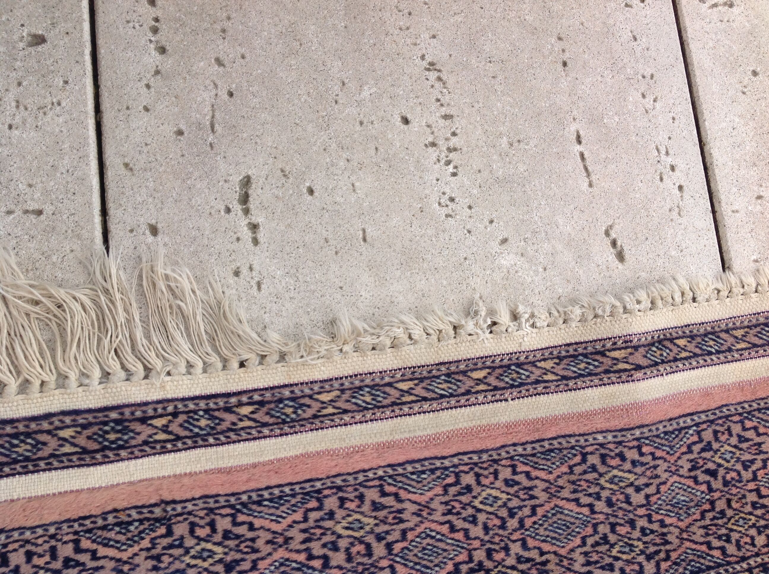 Rectangular oriental rug 153 x 91 cm