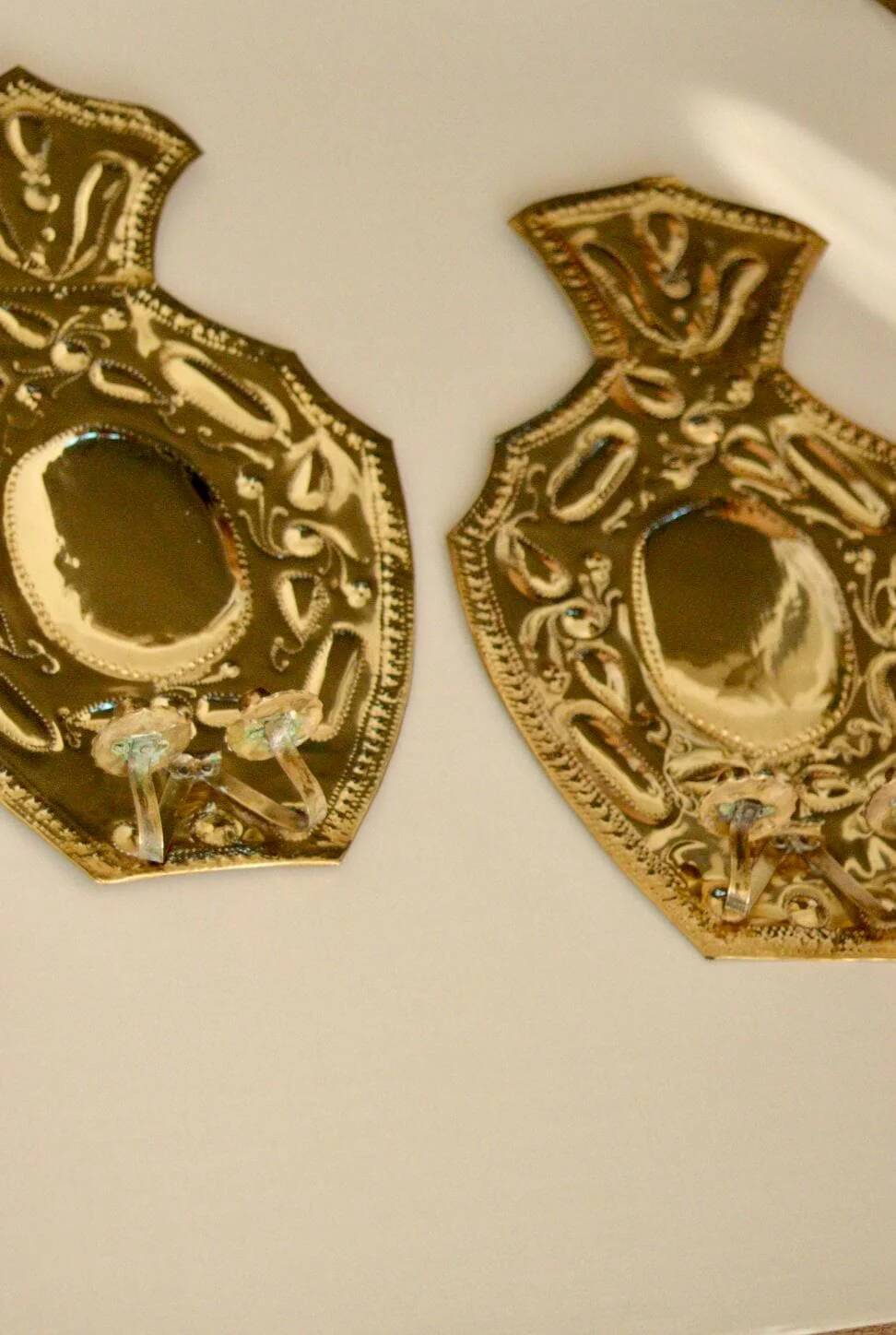 Paire de grands appliques en laiton de style baroque du milieu du siècle suédois.