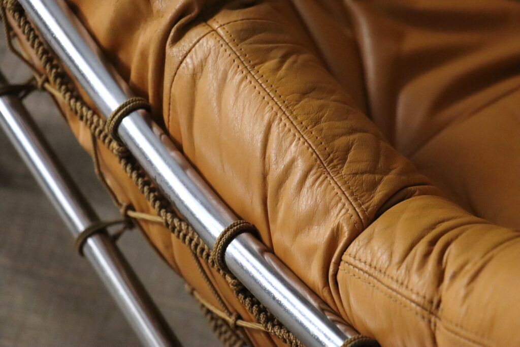 Fauteuil Amazonas avec repose-pieds en cuir cognac par Jean Gillon Brésil