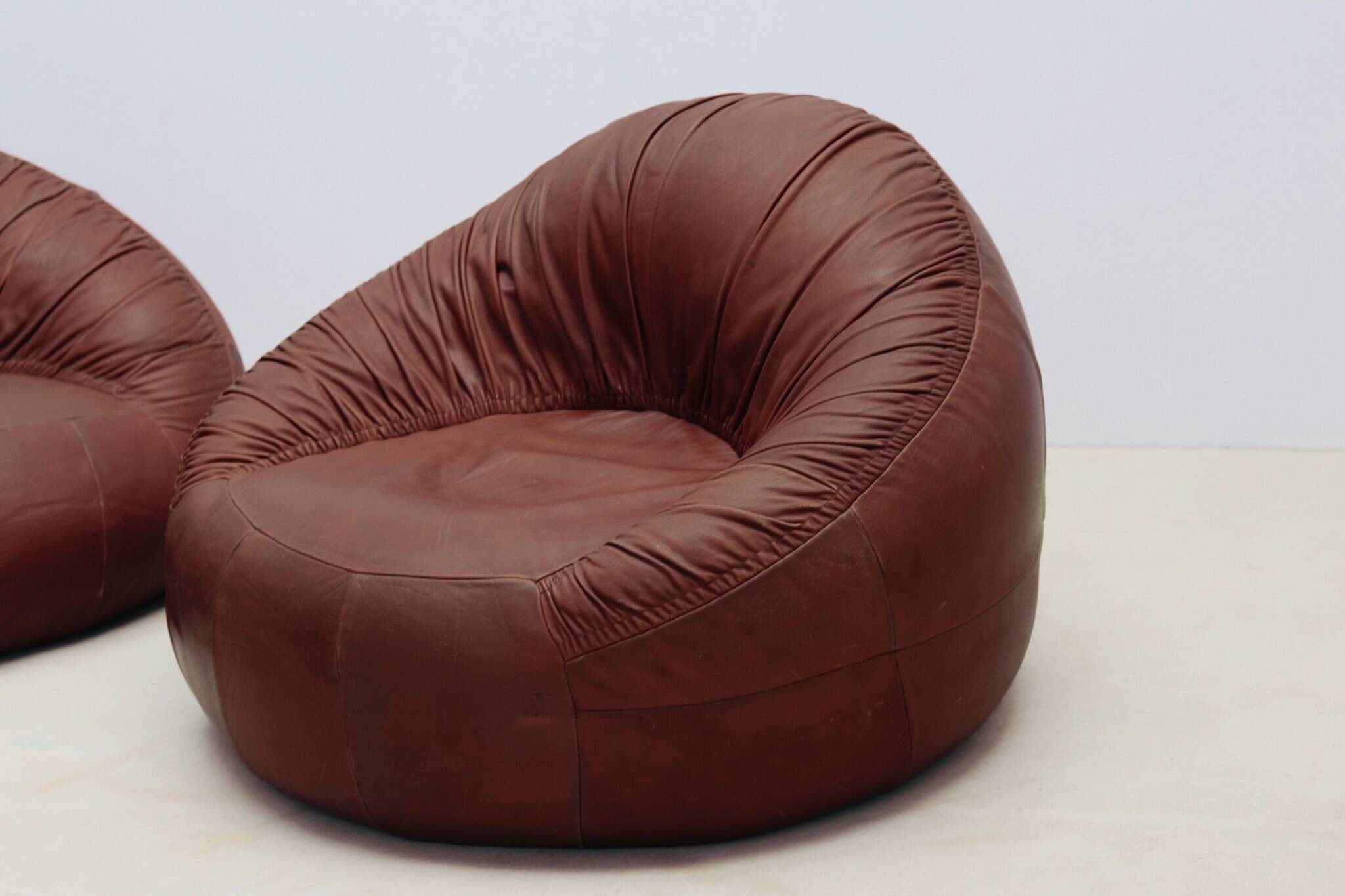 Canapé et fauteuil en cuir Pangolin par Egg Designs