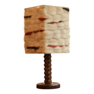 Brutalist lamp from the 1960s in sculpted wood with a diamond tip.