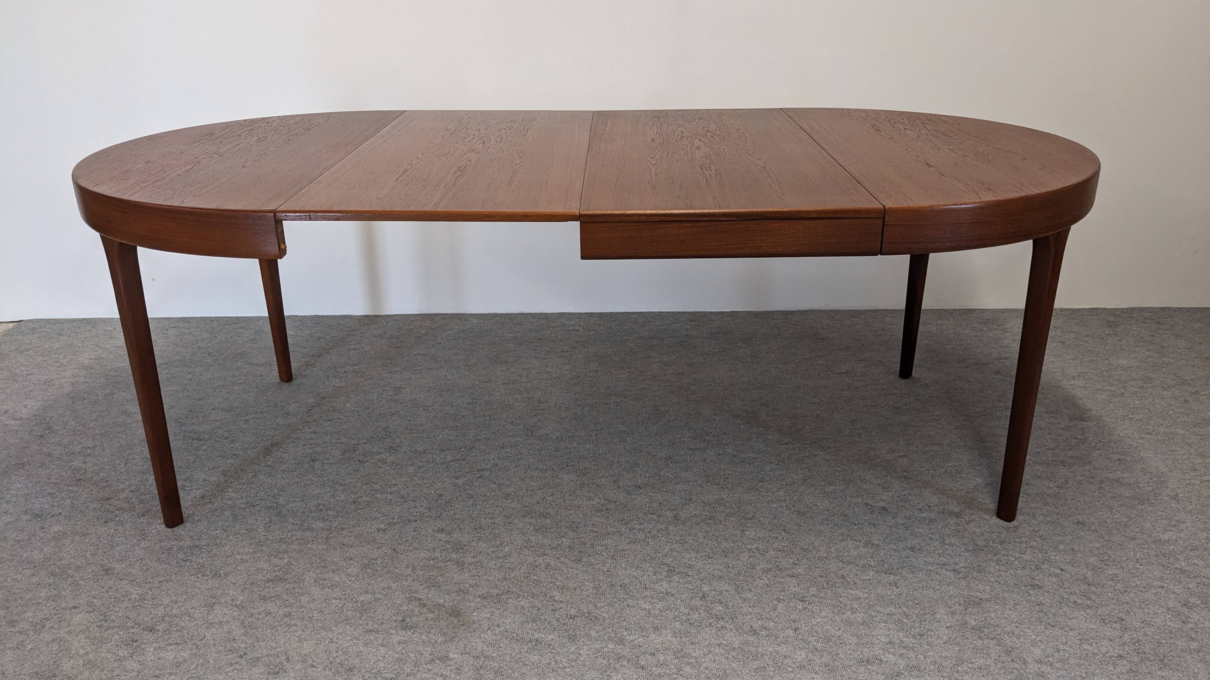 Table ronde extensible en teck de Oluf Theodor Larsen, Danemark vers 1970