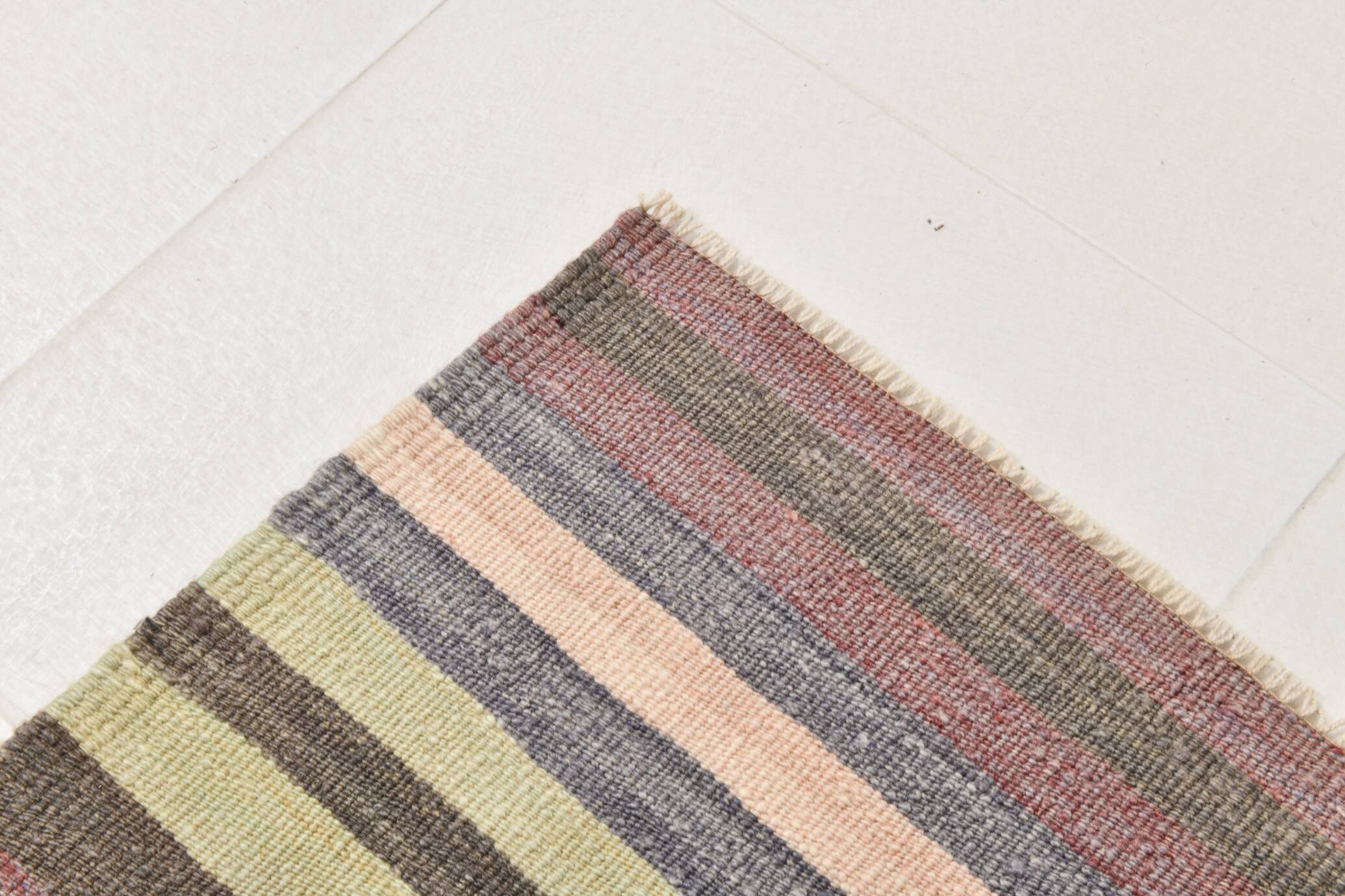 Tapis kilim turc à motifs tribaux géométriques gris et anthracite, 153 x 220 cm