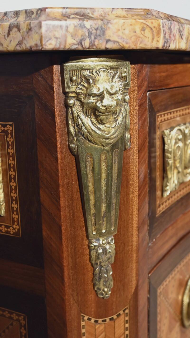 Rosewood and Amaranth chest of drawers, Louis XV / Louis XVI Transition style – Late 19th century