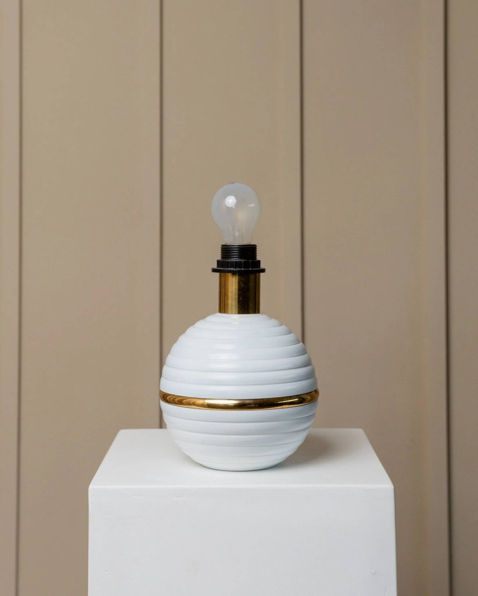White Ceramic Table Lamp with Gold Band, Italy 1980s – Hollywood Regency Vintage