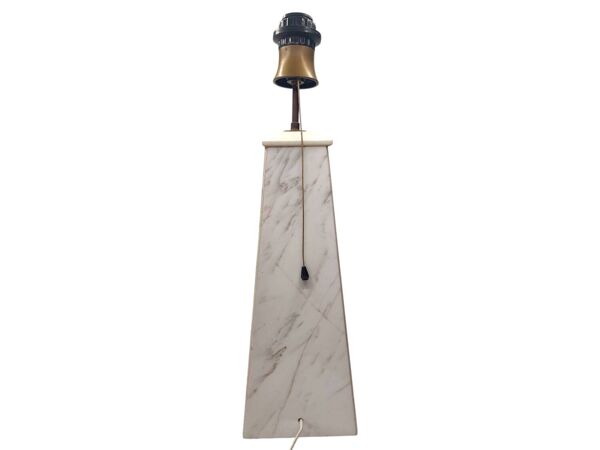 Lampe de table en marbre du milieu du XXe siècle – Design fuselé élégant