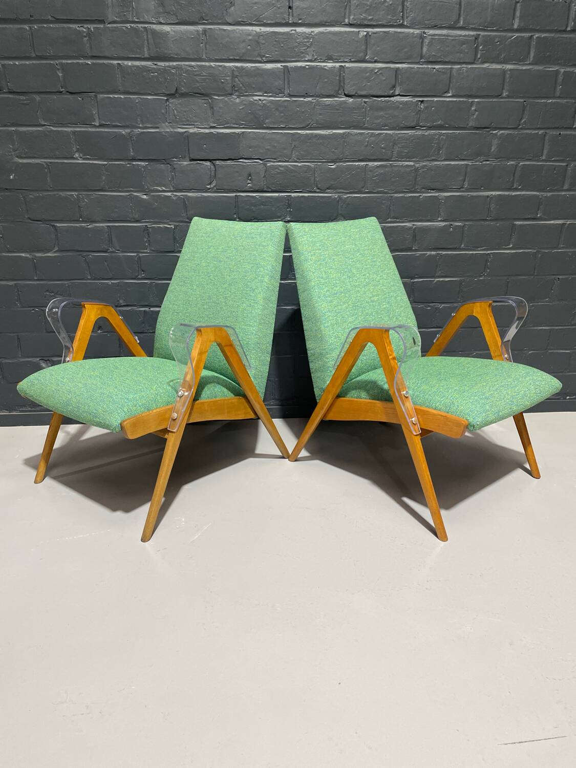 Paire de fauteuils par Tatra Nabytok
