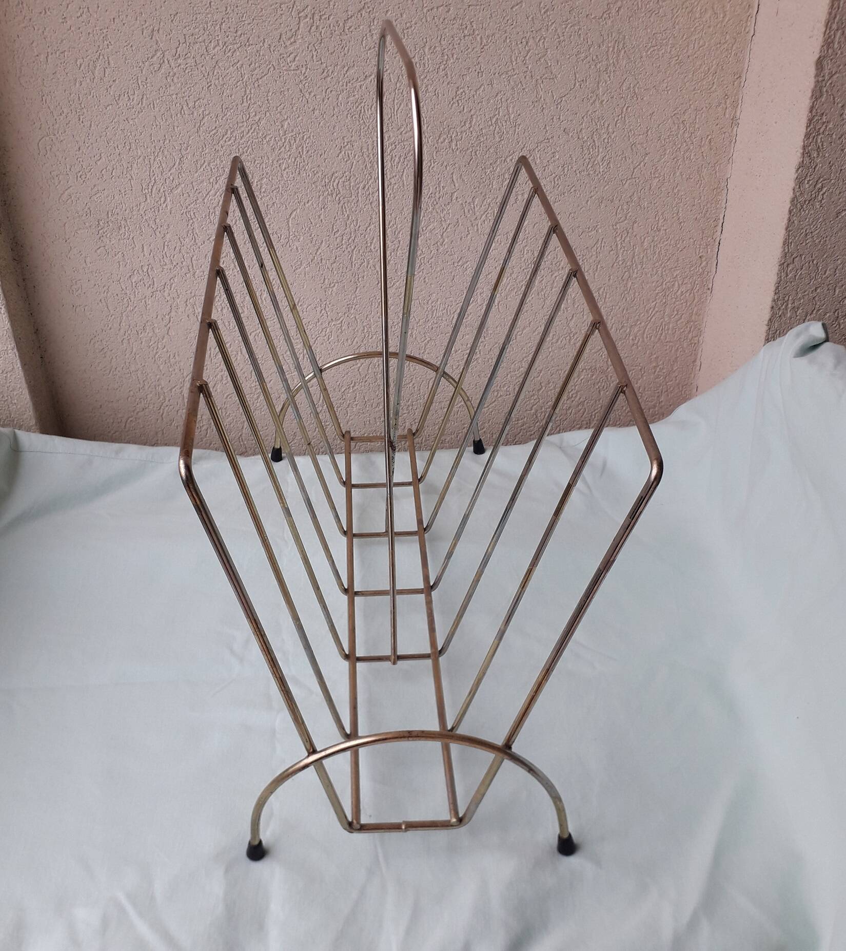 Metal magazine rack