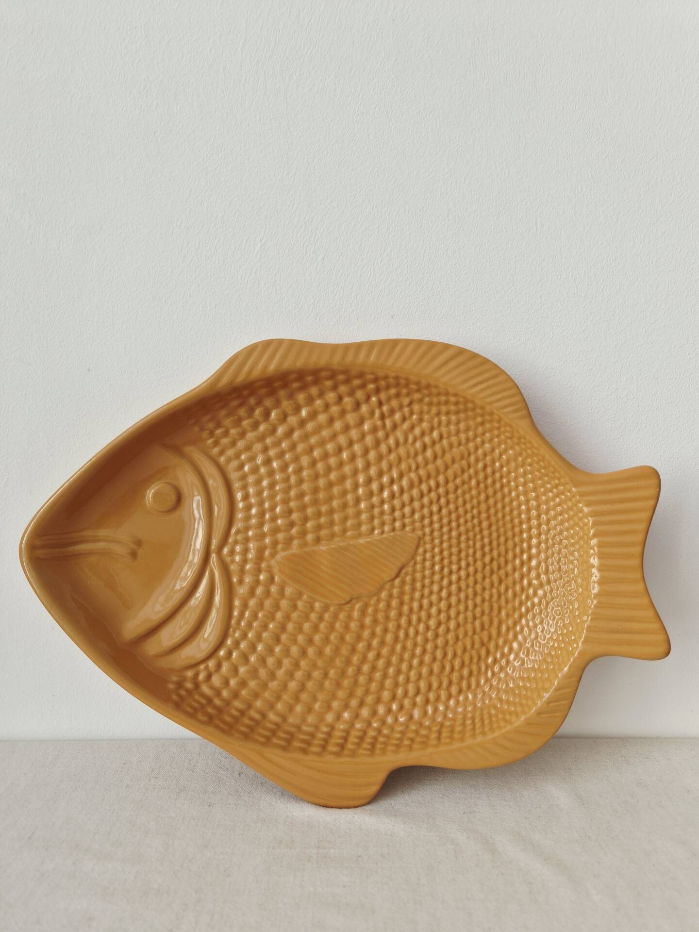 Plat vintage en barbotine poisson