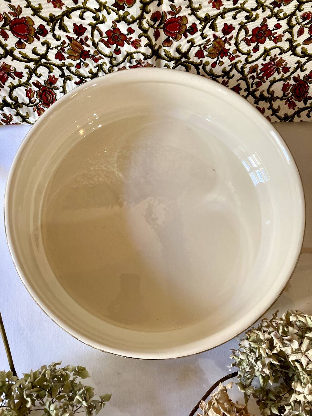 Washbasin and toilet jug in Sarreguemines earthenware.